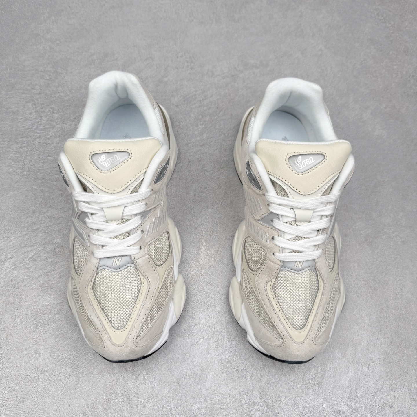 图片[2]-New Balance NB9060 复古运动鞋 新百伦又带来了新鞋型 并且是与芝加哥街头品牌 Joe Freshgoods 的联名款 鞋身主体采用了类似 990 系列的设计风格 与传统复古慢跑鞋区别不大 最大的变化就是鞋底部分 在传统设计的中底外层 增加了多个分区的模块 圆润的线条设计与我们熟悉的 New Balance 风格截然不同 但与同样充满弧形线条的鞋面搭配 看起来毫无违和感 尺码：36-45-选品中心