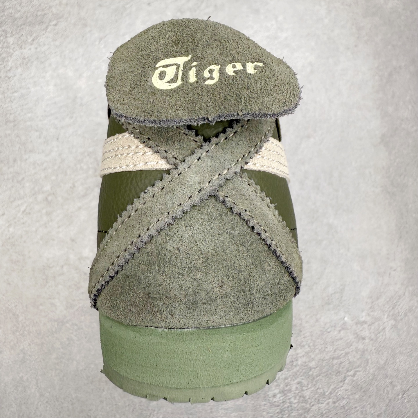 图片[8]-＃C版 Asics Onitsuka Tiger MEXICO 66 亚瑟士鬼冢虎复古经典板鞋 市场王者选手 海外订单工厂出品 长期生产补货永不断码 超成熟稳定的做工品控 原装全套纸板楦头开发 原汁原味 完美呈现版型 私模正确鞋底咬花纹路 一比一鞋头弧度高度鞋身弧度 绝不口嗨 细节品控鞋型随意秒杀市面 原档咬花纹路私模大底 一个单元有六个三角形 总体形拼接呈现花瓣状 官方四联吊牌 原装Ortholite轻量化鞋垫 原盒原配 质保卡 说明书 钢印防尘纸 纸板中底带钢印 乳胶组合鞋垫 支持全方位的对比专柜 产品从款式颜色造型上体现出追求舒适和细节的完美 鞋类更是推崇手工制作的严谨与完美 融舒适性与可穿性的设计风格 注重细节的完美和别致魅力 既保持稳重 又不失轻松的时尚感 尺码：36 37 37.5 38 39 39.5 40 40.5 41.5 42 42.5 43.5 44 45-选品中心