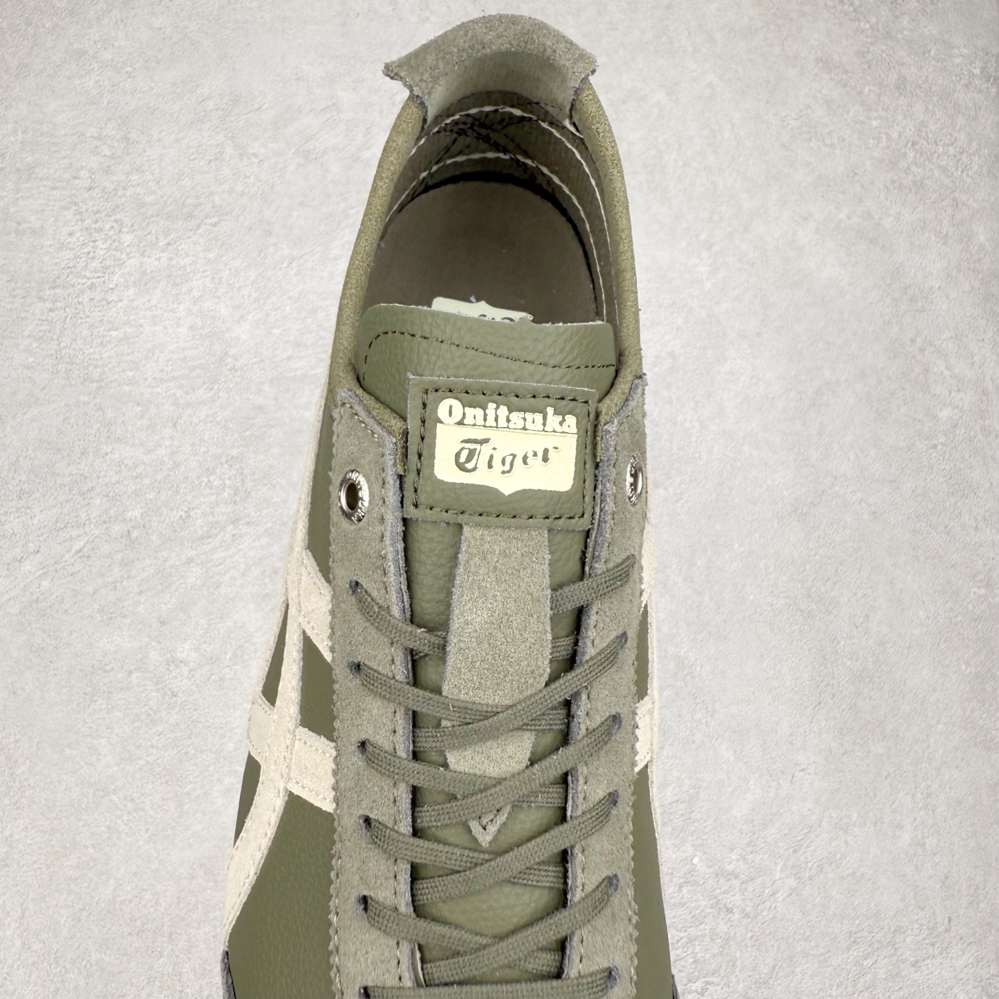 图片[5]-＃C版 Asics Onitsuka Tiger MEXICO 66 亚瑟士鬼冢虎复古经典板鞋 市场王者选手 海外订单工厂出品 长期生产补货永不断码 超成熟稳定的做工品控 原装全套纸板楦头开发 原汁原味 完美呈现版型 私模正确鞋底咬花纹路 一比一鞋头弧度高度鞋身弧度 绝不口嗨 细节品控鞋型随意秒杀市面 原档咬花纹路私模大底 一个单元有六个三角形 总体形拼接呈现花瓣状 官方四联吊牌 原装Ortholite轻量化鞋垫 原盒原配 质保卡 说明书 钢印防尘纸 纸板中底带钢印 乳胶组合鞋垫 支持全方位的对比专柜 产品从款式颜色造型上体现出追求舒适和细节的完美 鞋类更是推崇手工制作的严谨与完美 融舒适性与可穿性的设计风格 注重细节的完美和别致魅力 既保持稳重 又不失轻松的时尚感 尺码：36 37 37.5 38 39 39.5 40 40.5 41.5 42 42.5 43.5 44 45-选品中心