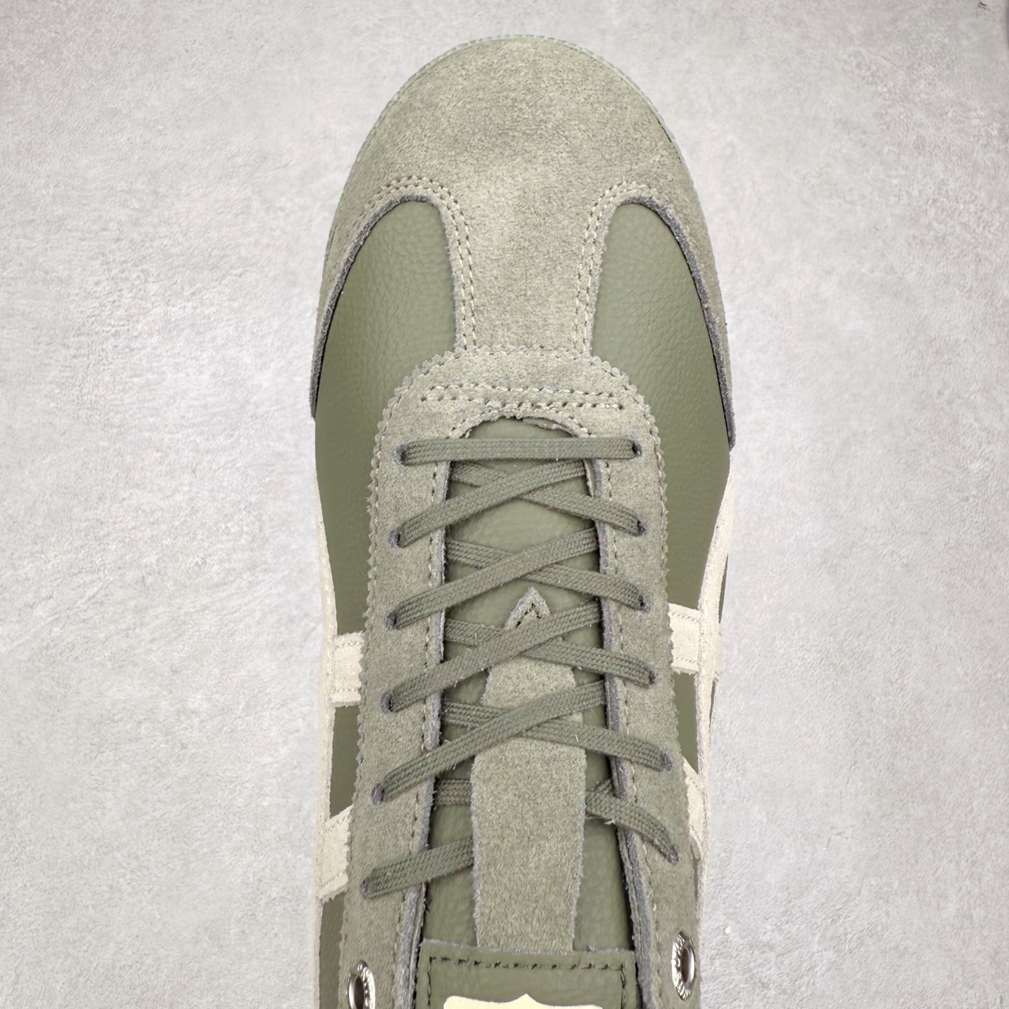 图片[4]-＃C版 Asics Onitsuka Tiger MEXICO 66 亚瑟士鬼冢虎复古经典板鞋 市场王者选手 海外订单工厂出品 长期生产补货永不断码 超成熟稳定的做工品控 原装全套纸板楦头开发 原汁原味 完美呈现版型 私模正确鞋底咬花纹路 一比一鞋头弧度高度鞋身弧度 绝不口嗨 细节品控鞋型随意秒杀市面 原档咬花纹路私模大底 一个单元有六个三角形 总体形拼接呈现花瓣状 官方四联吊牌 原装Ortholite轻量化鞋垫 原盒原配 质保卡 说明书 钢印防尘纸 纸板中底带钢印 乳胶组合鞋垫 支持全方位的对比专柜 产品从款式颜色造型上体现出追求舒适和细节的完美 鞋类更是推崇手工制作的严谨与完美 融舒适性与可穿性的设计风格 注重细节的完美和别致魅力 既保持稳重 又不失轻松的时尚感 尺码：36 37 37.5 38 39 39.5 40 40.5 41.5 42 42.5 43.5 44 45-选品中心