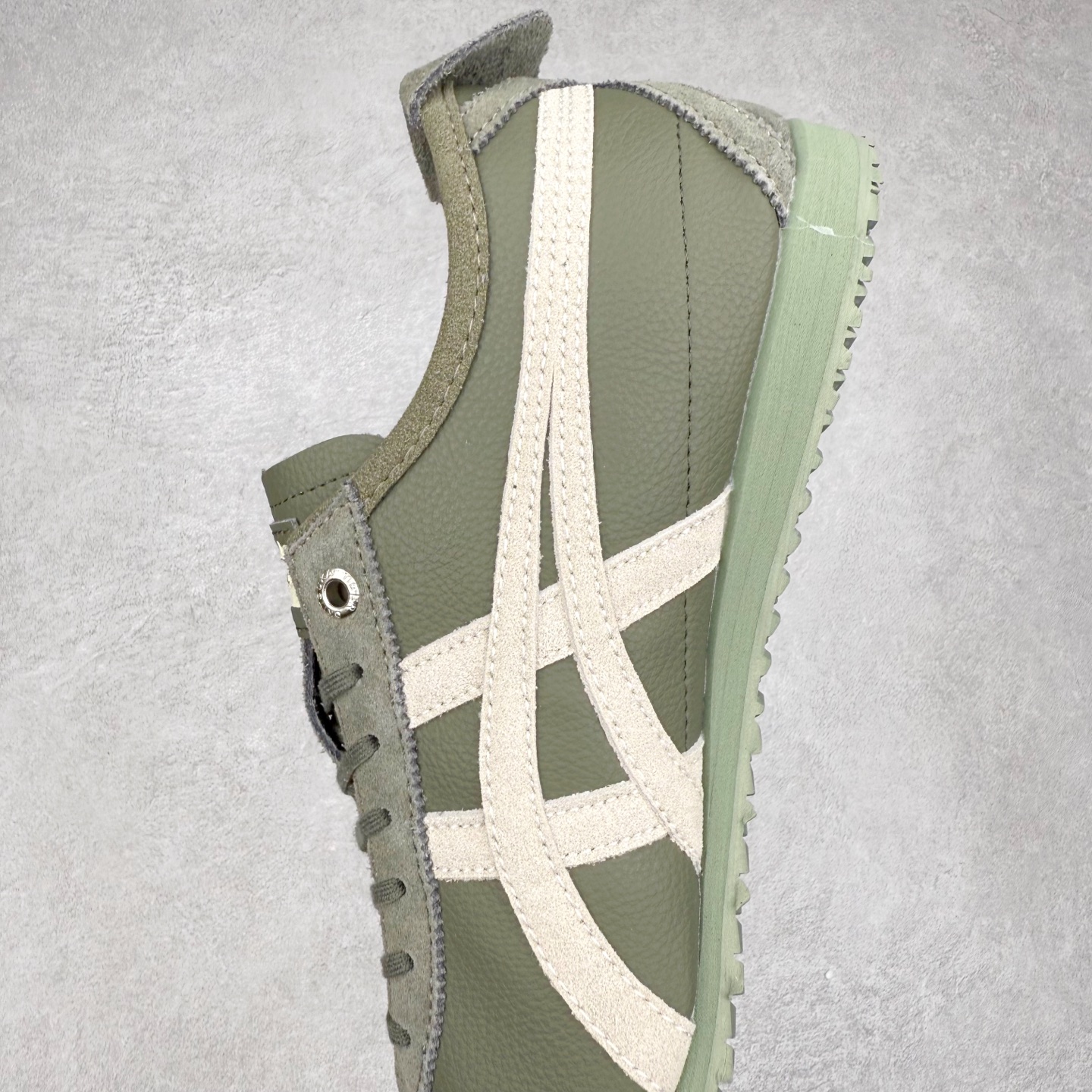 图片[7]-＃C版 Asics Onitsuka Tiger MEXICO 66 亚瑟士鬼冢虎复古经典板鞋 市场王者选手 海外订单工厂出品 长期生产补货永不断码 超成熟稳定的做工品控 原装全套纸板楦头开发 原汁原味 完美呈现版型 私模正确鞋底咬花纹路 一比一鞋头弧度高度鞋身弧度 绝不口嗨 细节品控鞋型随意秒杀市面 原档咬花纹路私模大底 一个单元有六个三角形 总体形拼接呈现花瓣状 官方四联吊牌 原装Ortholite轻量化鞋垫 原盒原配 质保卡 说明书 钢印防尘纸 纸板中底带钢印 乳胶组合鞋垫 支持全方位的对比专柜 产品从款式颜色造型上体现出追求舒适和细节的完美 鞋类更是推崇手工制作的严谨与完美 融舒适性与可穿性的设计风格 注重细节的完美和别致魅力 既保持稳重 又不失轻松的时尚感 尺码：36 37 37.5 38 39 39.5 40 40.5 41.5 42 42.5 43.5 44 45-选品中心