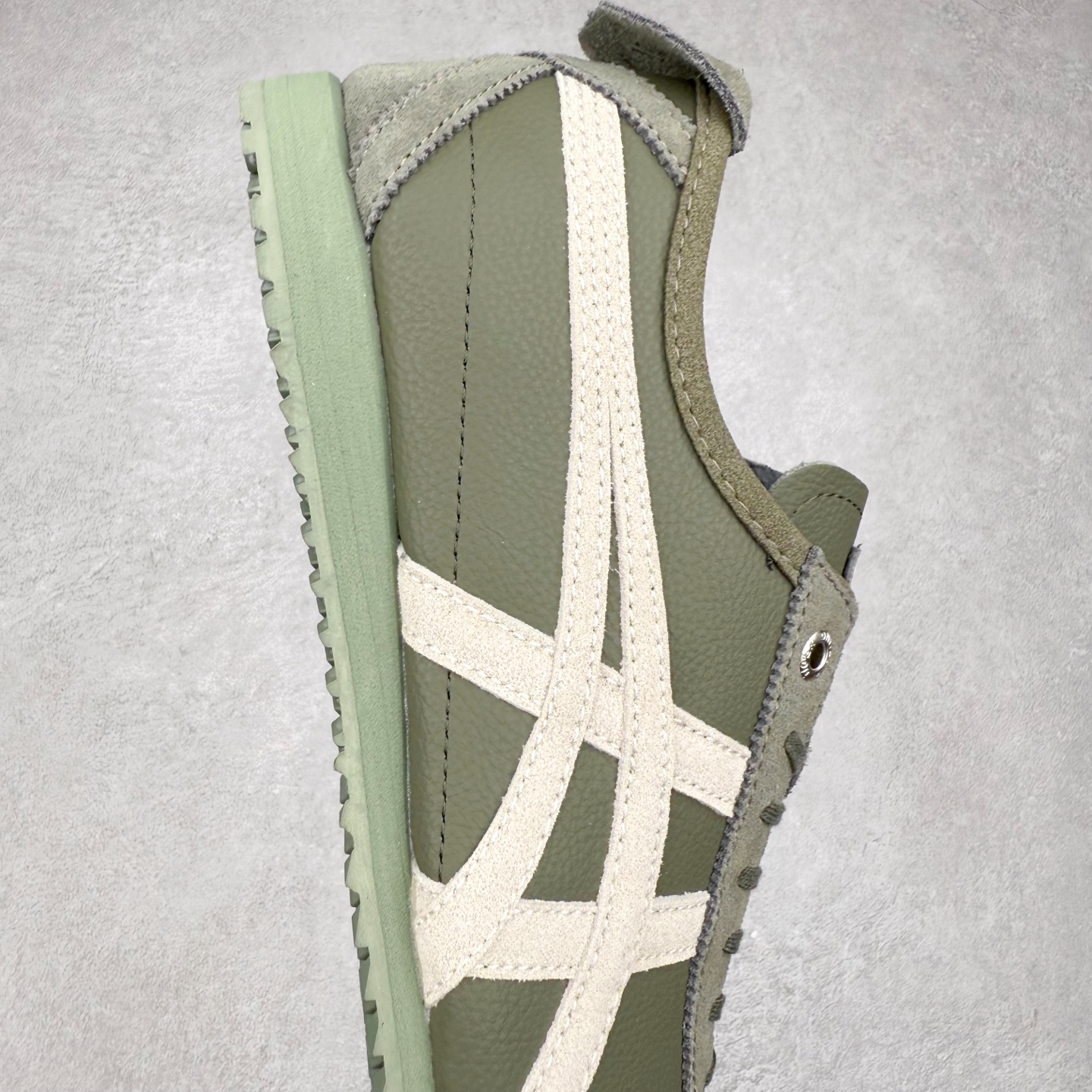 图片[6]-＃C版 Asics Onitsuka Tiger MEXICO 66 亚瑟士鬼冢虎复古经典板鞋 市场王者选手 海外订单工厂出品 长期生产补货永不断码 超成熟稳定的做工品控 原装全套纸板楦头开发 原汁原味 完美呈现版型 私模正确鞋底咬花纹路 一比一鞋头弧度高度鞋身弧度 绝不口嗨 细节品控鞋型随意秒杀市面 原档咬花纹路私模大底 一个单元有六个三角形 总体形拼接呈现花瓣状 官方四联吊牌 原装Ortholite轻量化鞋垫 原盒原配 质保卡 说明书 钢印防尘纸 纸板中底带钢印 乳胶组合鞋垫 支持全方位的对比专柜 产品从款式颜色造型上体现出追求舒适和细节的完美 鞋类更是推崇手工制作的严谨与完美 融舒适性与可穿性的设计风格 注重细节的完美和别致魅力 既保持稳重 又不失轻松的时尚感 尺码：36 37 37.5 38 39 39.5 40 40.5 41.5 42 42.5 43.5 44 45-选品中心