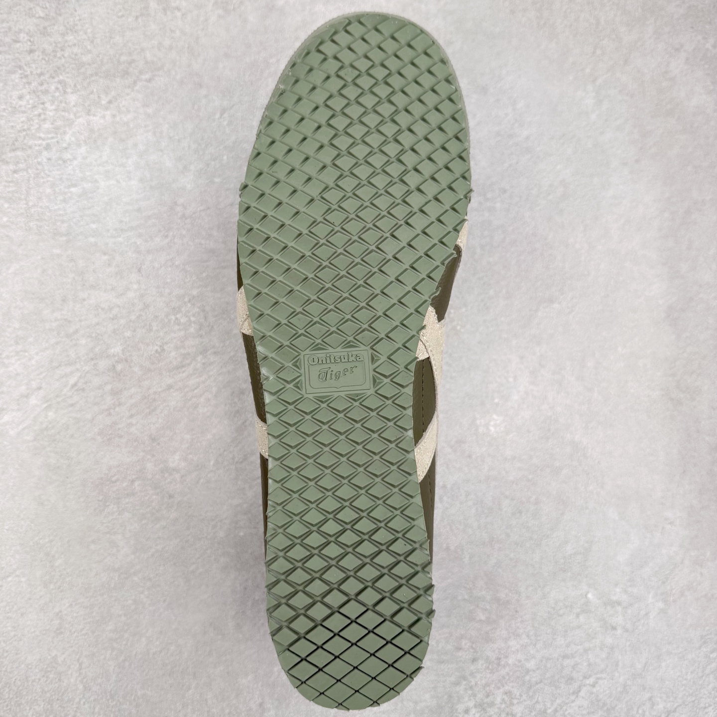 图片[9]-＃C版 Asics Onitsuka Tiger MEXICO 66 亚瑟士鬼冢虎复古经典板鞋 市场王者选手 海外订单工厂出品 长期生产补货永不断码 超成熟稳定的做工品控 原装全套纸板楦头开发 原汁原味 完美呈现版型 私模正确鞋底咬花纹路 一比一鞋头弧度高度鞋身弧度 绝不口嗨 细节品控鞋型随意秒杀市面 原档咬花纹路私模大底 一个单元有六个三角形 总体形拼接呈现花瓣状 官方四联吊牌 原装Ortholite轻量化鞋垫 原盒原配 质保卡 说明书 钢印防尘纸 纸板中底带钢印 乳胶组合鞋垫 支持全方位的对比专柜 产品从款式颜色造型上体现出追求舒适和细节的完美 鞋类更是推崇手工制作的严谨与完美 融舒适性与可穿性的设计风格 注重细节的完美和别致魅力 既保持稳重 又不失轻松的时尚感 尺码：36 37 37.5 38 39 39.5 40 40.5 41.5 42 42.5 43.5 44 45-选品中心