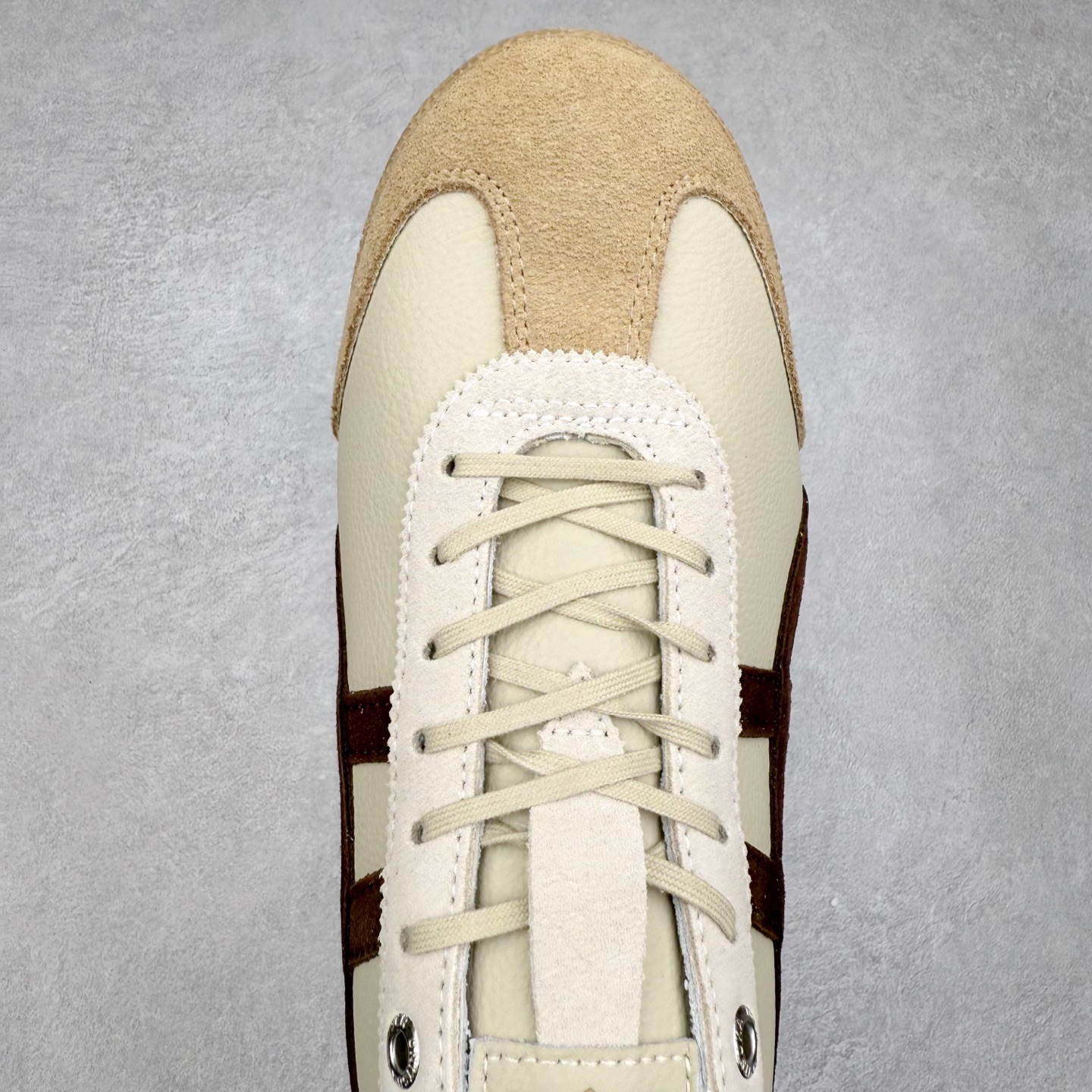 图片[4]-＃C版 Asics Onitsuka Tiger MEXICO 66 亚瑟士鬼冢虎复古经典板鞋 市场王者选手 海外订单工厂出品 长期生产补货永不断码 超成熟稳定的做工品控 原装全套纸板楦头开发 原汁原味 完美呈现版型 私模正确鞋底咬花纹路 一比一鞋头弧度高度鞋身弧度 绝不口嗨 细节品控鞋型随意秒杀市面 原档咬花纹路私模大底 一个单元有六个三角形 总体形拼接呈现花瓣状 官方四联吊牌 原装Ortholite轻量化鞋垫 原盒原配 质保卡 说明书 钢印防尘纸 纸板中底带钢印 乳胶组合鞋垫 支持全方位的对比专柜 产品从款式颜色造型上体现出追求舒适和细节的完美 鞋类更是推崇手工制作的严谨与完美 融舒适性与可穿性的设计风格 注重细节的完美和别致魅力 既保持稳重 又不失轻松的时尚感 尺码：36 37 37.5 38 39 39.5 40 40.5 41.5 42 42.5 43.5 44 45-选品中心