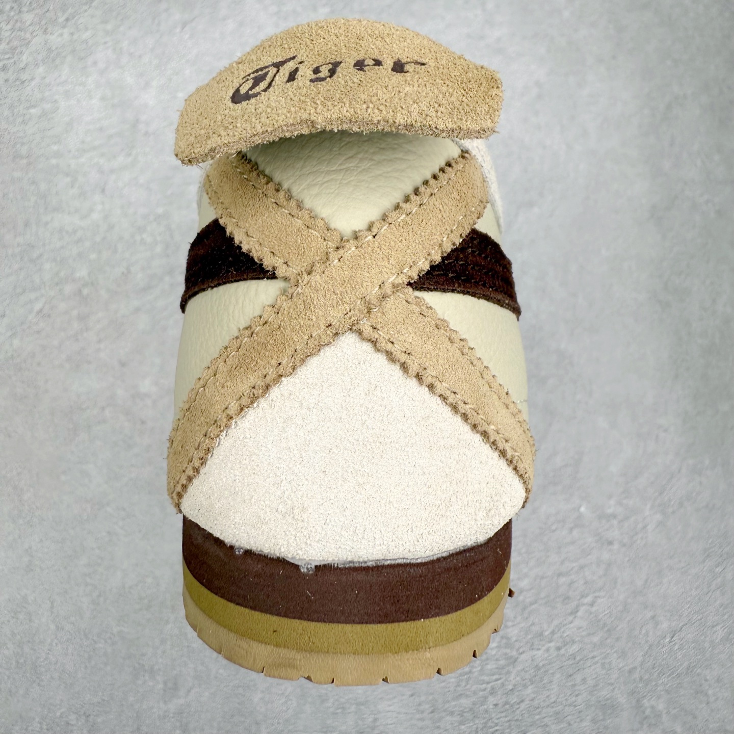 图片[8]-＃C版 Asics Onitsuka Tiger MEXICO 66 亚瑟士鬼冢虎复古经典板鞋 市场王者选手 海外订单工厂出品 长期生产补货永不断码 超成熟稳定的做工品控 原装全套纸板楦头开发 原汁原味 完美呈现版型 私模正确鞋底咬花纹路 一比一鞋头弧度高度鞋身弧度 绝不口嗨 细节品控鞋型随意秒杀市面 原档咬花纹路私模大底 一个单元有六个三角形 总体形拼接呈现花瓣状 官方四联吊牌 原装Ortholite轻量化鞋垫 原盒原配 质保卡 说明书 钢印防尘纸 纸板中底带钢印 乳胶组合鞋垫 支持全方位的对比专柜 产品从款式颜色造型上体现出追求舒适和细节的完美 鞋类更是推崇手工制作的严谨与完美 融舒适性与可穿性的设计风格 注重细节的完美和别致魅力 既保持稳重 又不失轻松的时尚感 尺码：36 37 37.5 38 39 39.5 40 40.5 41.5 42 42.5 43.5 44 45-选品中心