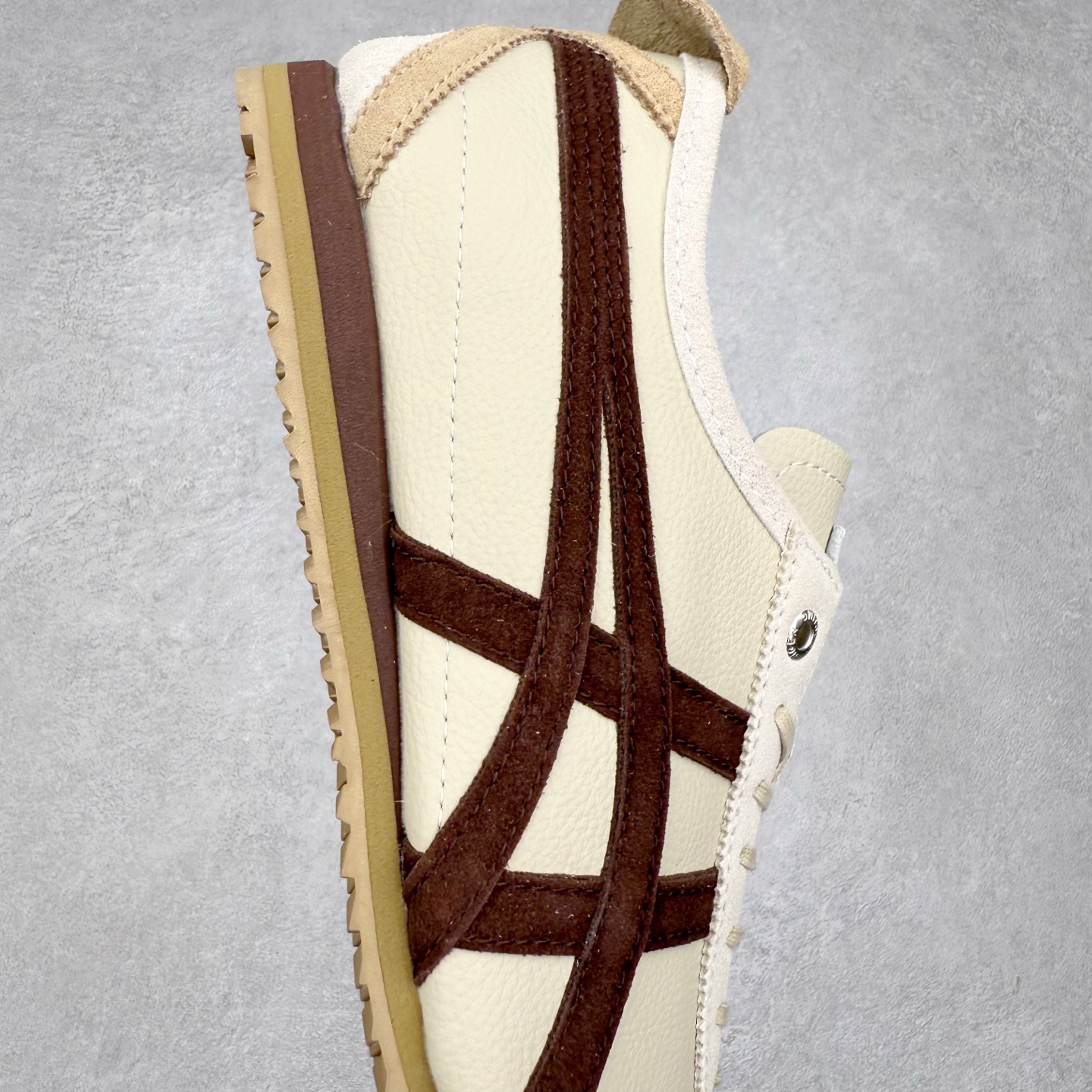 图片[6]-＃C版 Asics Onitsuka Tiger MEXICO 66 亚瑟士鬼冢虎复古经典板鞋 市场王者选手 海外订单工厂出品 长期生产补货永不断码 超成熟稳定的做工品控 原装全套纸板楦头开发 原汁原味 完美呈现版型 私模正确鞋底咬花纹路 一比一鞋头弧度高度鞋身弧度 绝不口嗨 细节品控鞋型随意秒杀市面 原档咬花纹路私模大底 一个单元有六个三角形 总体形拼接呈现花瓣状 官方四联吊牌 原装Ortholite轻量化鞋垫 原盒原配 质保卡 说明书 钢印防尘纸 纸板中底带钢印 乳胶组合鞋垫 支持全方位的对比专柜 产品从款式颜色造型上体现出追求舒适和细节的完美 鞋类更是推崇手工制作的严谨与完美 融舒适性与可穿性的设计风格 注重细节的完美和别致魅力 既保持稳重 又不失轻松的时尚感 尺码：36 37 37.5 38 39 39.5 40 40.5 41.5 42 42.5 43.5 44 45-选品中心