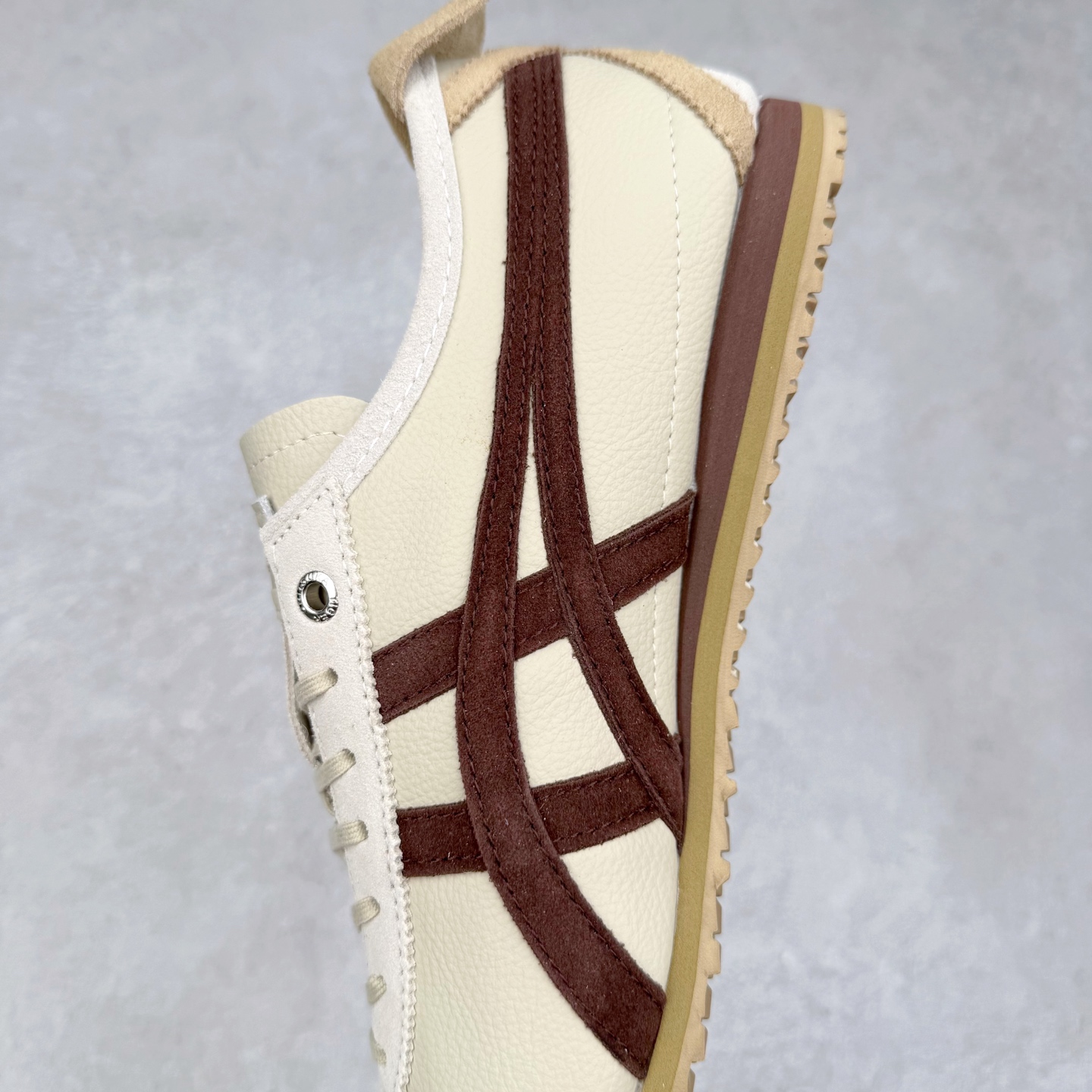 图片[7]-＃C版 Asics Onitsuka Tiger MEXICO 66 亚瑟士鬼冢虎复古经典板鞋 市场王者选手 海外订单工厂出品 长期生产补货永不断码 超成熟稳定的做工品控 原装全套纸板楦头开发 原汁原味 完美呈现版型 私模正确鞋底咬花纹路 一比一鞋头弧度高度鞋身弧度 绝不口嗨 细节品控鞋型随意秒杀市面 原档咬花纹路私模大底 一个单元有六个三角形 总体形拼接呈现花瓣状 官方四联吊牌 原装Ortholite轻量化鞋垫 原盒原配 质保卡 说明书 钢印防尘纸 纸板中底带钢印 乳胶组合鞋垫 支持全方位的对比专柜 产品从款式颜色造型上体现出追求舒适和细节的完美 鞋类更是推崇手工制作的严谨与完美 融舒适性与可穿性的设计风格 注重细节的完美和别致魅力 既保持稳重 又不失轻松的时尚感 尺码：36 37 37.5 38 39 39.5 40 40.5 41.5 42 42.5 43.5 44 45-选品中心