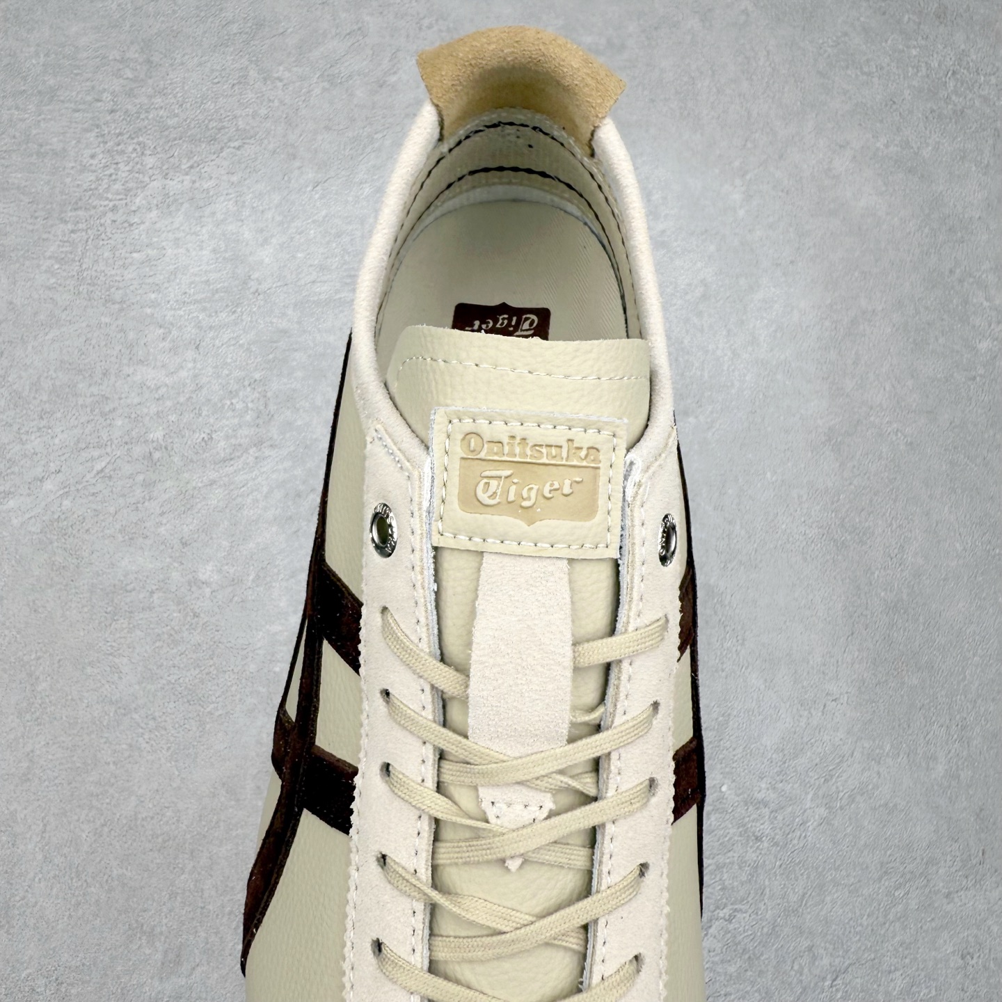 图片[5]-＃C版 Asics Onitsuka Tiger MEXICO 66 亚瑟士鬼冢虎复古经典板鞋 市场王者选手 海外订单工厂出品 长期生产补货永不断码 超成熟稳定的做工品控 原装全套纸板楦头开发 原汁原味 完美呈现版型 私模正确鞋底咬花纹路 一比一鞋头弧度高度鞋身弧度 绝不口嗨 细节品控鞋型随意秒杀市面 原档咬花纹路私模大底 一个单元有六个三角形 总体形拼接呈现花瓣状 官方四联吊牌 原装Ortholite轻量化鞋垫 原盒原配 质保卡 说明书 钢印防尘纸 纸板中底带钢印 乳胶组合鞋垫 支持全方位的对比专柜 产品从款式颜色造型上体现出追求舒适和细节的完美 鞋类更是推崇手工制作的严谨与完美 融舒适性与可穿性的设计风格 注重细节的完美和别致魅力 既保持稳重 又不失轻松的时尚感 尺码：36 37 37.5 38 39 39.5 40 40.5 41.5 42 42.5 43.5 44 45-选品中心