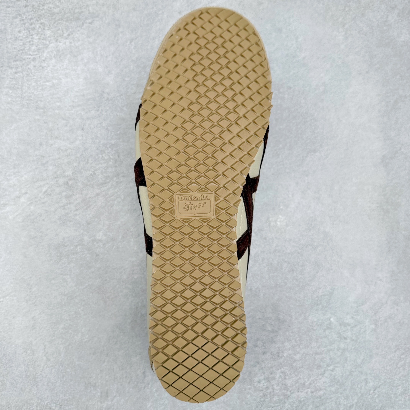 图片[9]-＃C版 Asics Onitsuka Tiger MEXICO 66 亚瑟士鬼冢虎复古经典板鞋 市场王者选手 海外订单工厂出品 长期生产补货永不断码 超成熟稳定的做工品控 原装全套纸板楦头开发 原汁原味 完美呈现版型 私模正确鞋底咬花纹路 一比一鞋头弧度高度鞋身弧度 绝不口嗨 细节品控鞋型随意秒杀市面 原档咬花纹路私模大底 一个单元有六个三角形 总体形拼接呈现花瓣状 官方四联吊牌 原装Ortholite轻量化鞋垫 原盒原配 质保卡 说明书 钢印防尘纸 纸板中底带钢印 乳胶组合鞋垫 支持全方位的对比专柜 产品从款式颜色造型上体现出追求舒适和细节的完美 鞋类更是推崇手工制作的严谨与完美 融舒适性与可穿性的设计风格 注重细节的完美和别致魅力 既保持稳重 又不失轻松的时尚感 尺码：36 37 37.5 38 39 39.5 40 40.5 41.5 42 42.5 43.5 44 45-选品中心