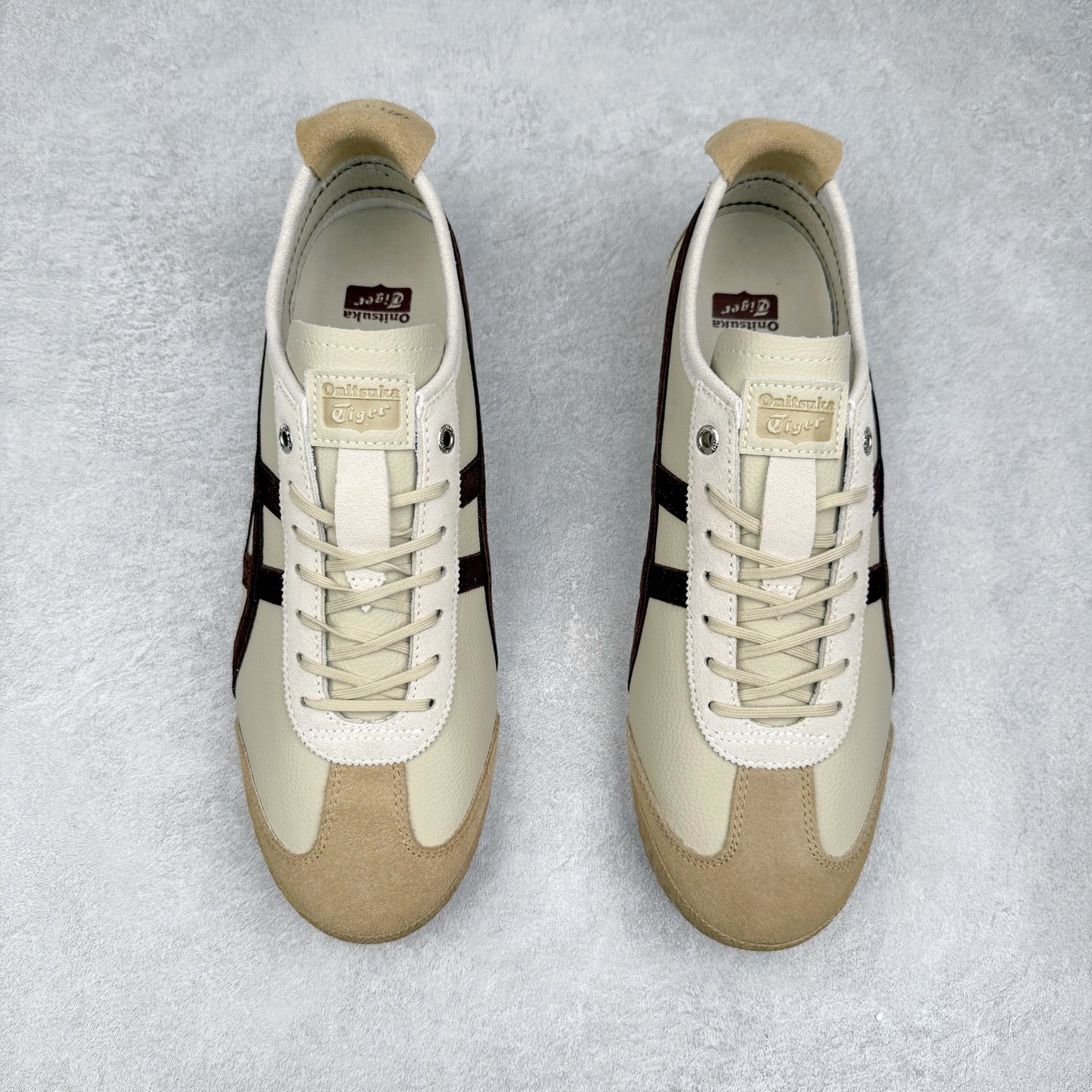 图片[2]-＃C版 Asics Onitsuka Tiger MEXICO 66 亚瑟士鬼冢虎复古经典板鞋 市场王者选手 海外订单工厂出品 长期生产补货永不断码 超成熟稳定的做工品控 原装全套纸板楦头开发 原汁原味 完美呈现版型 私模正确鞋底咬花纹路 一比一鞋头弧度高度鞋身弧度 绝不口嗨 细节品控鞋型随意秒杀市面 原档咬花纹路私模大底 一个单元有六个三角形 总体形拼接呈现花瓣状 官方四联吊牌 原装Ortholite轻量化鞋垫 原盒原配 质保卡 说明书 钢印防尘纸 纸板中底带钢印 乳胶组合鞋垫 支持全方位的对比专柜 产品从款式颜色造型上体现出追求舒适和细节的完美 鞋类更是推崇手工制作的严谨与完美 融舒适性与可穿性的设计风格 注重细节的完美和别致魅力 既保持稳重 又不失轻松的时尚感 尺码：36 37 37.5 38 39 39.5 40 40.5 41.5 42 42.5 43.5 44 45-选品中心