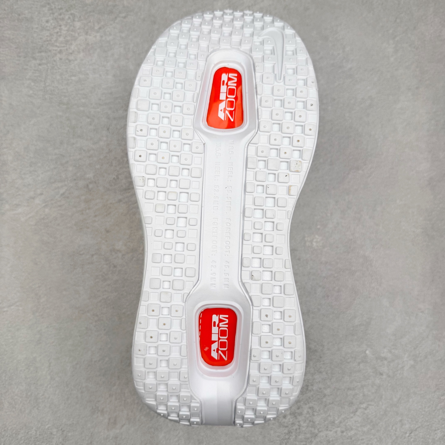 图片[9]-NK Vomero Premium 时尚舒适 网布防滑耐磨 低帮跑步鞋 HQ2050-533 实拍调校N版已经零色差零失真 百分百还原实物色彩所见即所得 不存在货不对板色差等低级问题 选购参考实物拍摄 不混卖不参货 只用心做好货严格选品 承诺混一赔十 尺码：36 36.5 37.5 38 38.5 39 40 40.5 41 42 42.5 43 44 44.5 45-选品中心