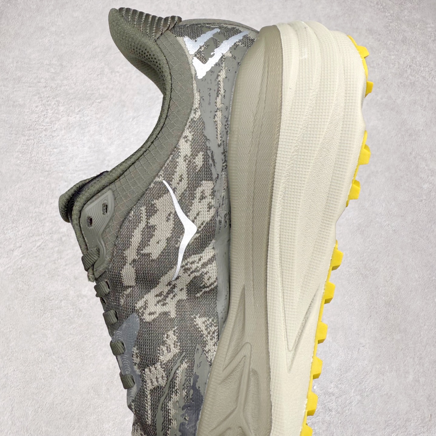 图片[7]-HOKA ONE ONE Stinson 7 ATR 斯廷森7代系列低帮全地形厚底轻量运动越野跑鞋 HOKA ONE ONE总是以独特的方式 Stinson ATR 主打整个HOKA系列中最出色最厚中底设计 堪称名副其实的“减震王” 这一款多功能全地形跑鞋采用以废旧塑料制成的尤尼菲 Reprieve再生面料 比其前代产品的重量更轻、稳定性更高 与鞋带一体化设计的全新孔眼可提供独立的支撑 精心打磨的后跟鞋口圈可带来松软契合的舒适脚感 而紧密分布的凸耳则可以确保绝佳的稳定性 尺码：36 36.5 37.5 38 38.5 39 40 40.5 41 42 42.5 43 44 44.5 45-选品中心