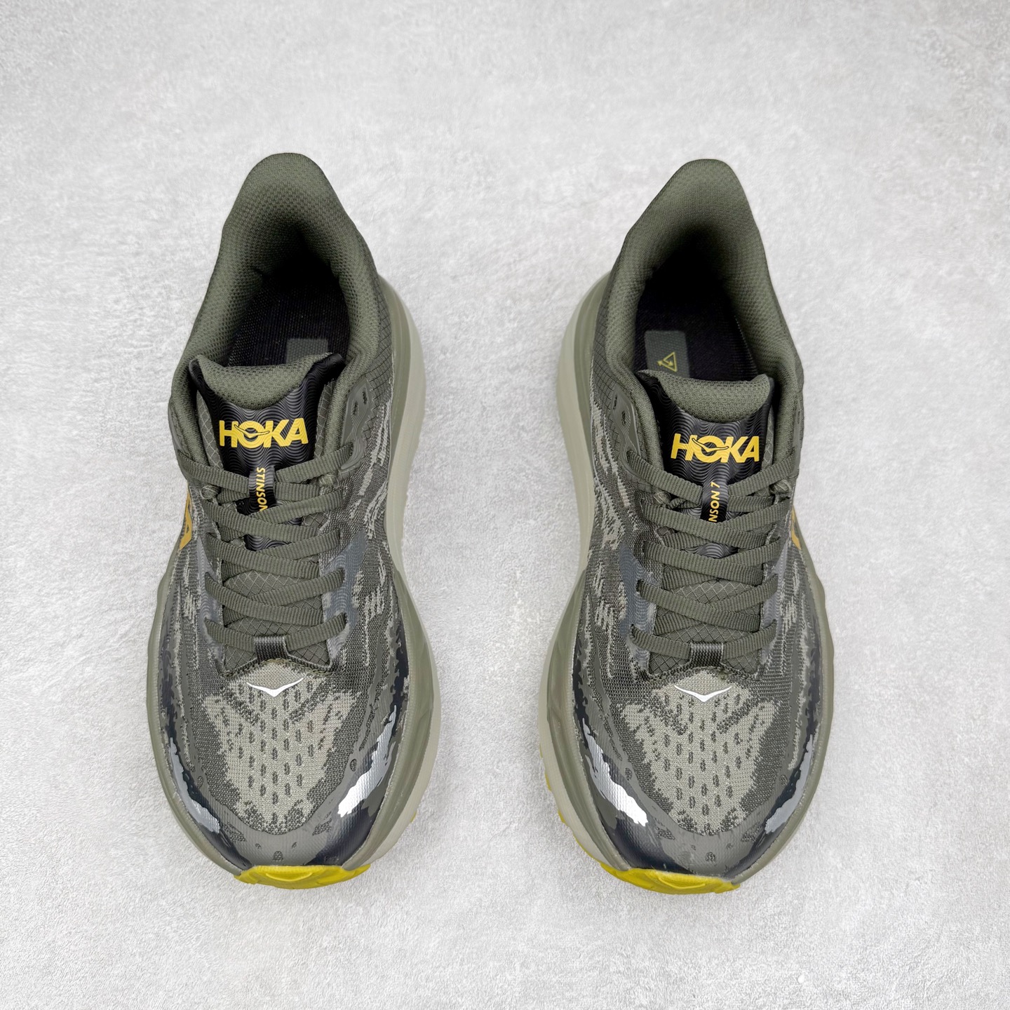 图片[2]-HOKA ONE ONE Stinson 7 ATR 斯廷森7代系列低帮全地形厚底轻量运动越野跑鞋 HOKA ONE ONE总是以独特的方式 Stinson ATR 主打整个HOKA系列中最出色最厚中底设计 堪称名副其实的“减震王” 这一款多功能全地形跑鞋采用以废旧塑料制成的尤尼菲 Reprieve再生面料 比其前代产品的重量更轻、稳定性更高 与鞋带一体化设计的全新孔眼可提供独立的支撑 精心打磨的后跟鞋口圈可带来松软契合的舒适脚感 而紧密分布的凸耳则可以确保绝佳的稳定性 尺码：36 36.5 37.5 38 38.5 39 40 40.5 41 42 42.5 43 44 44.5 45-选品中心