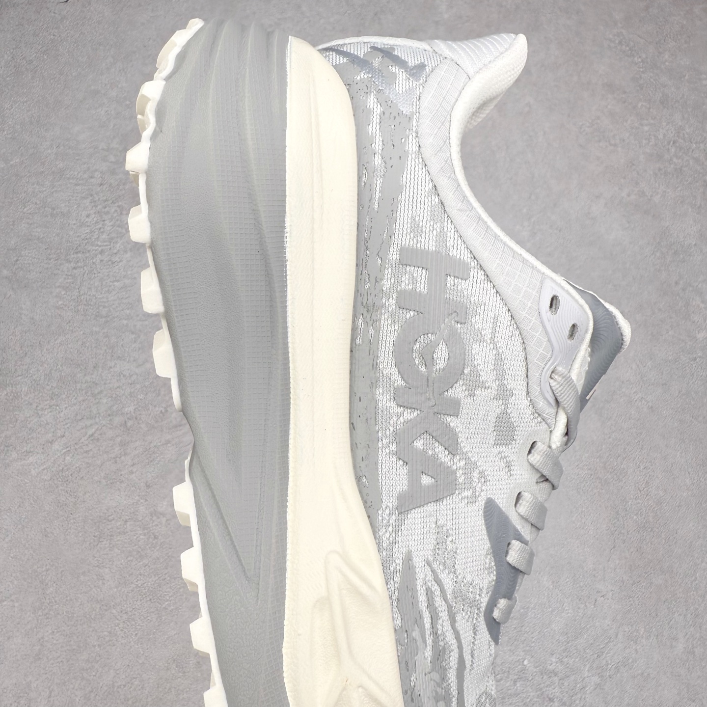 图片[6]-HOKA ONE ONE Stinson 7 ATR 斯廷森7代系列低帮全地形厚底轻量运动越野跑鞋 HOKA ONE ONE总是以独特的方式 Stinson ATR 主打整个HOKA系列中最出色最厚中底设计 堪称名副其实的“减震王” 这一款多功能全地形跑鞋采用以废旧塑料制成的尤尼菲 Reprieve再生面料 比其前代产品的重量更轻、稳定性更高 与鞋带一体化设计的全新孔眼可提供独立的支撑 精心打磨的后跟鞋口圈可带来松软契合的舒适脚感 而紧密分布的凸耳则可以确保绝佳的稳定性 尺码：36 36.5 37.5 38 38.5 39 40 40.5 41 42 42.5 43 44 44.5 45-选品中心