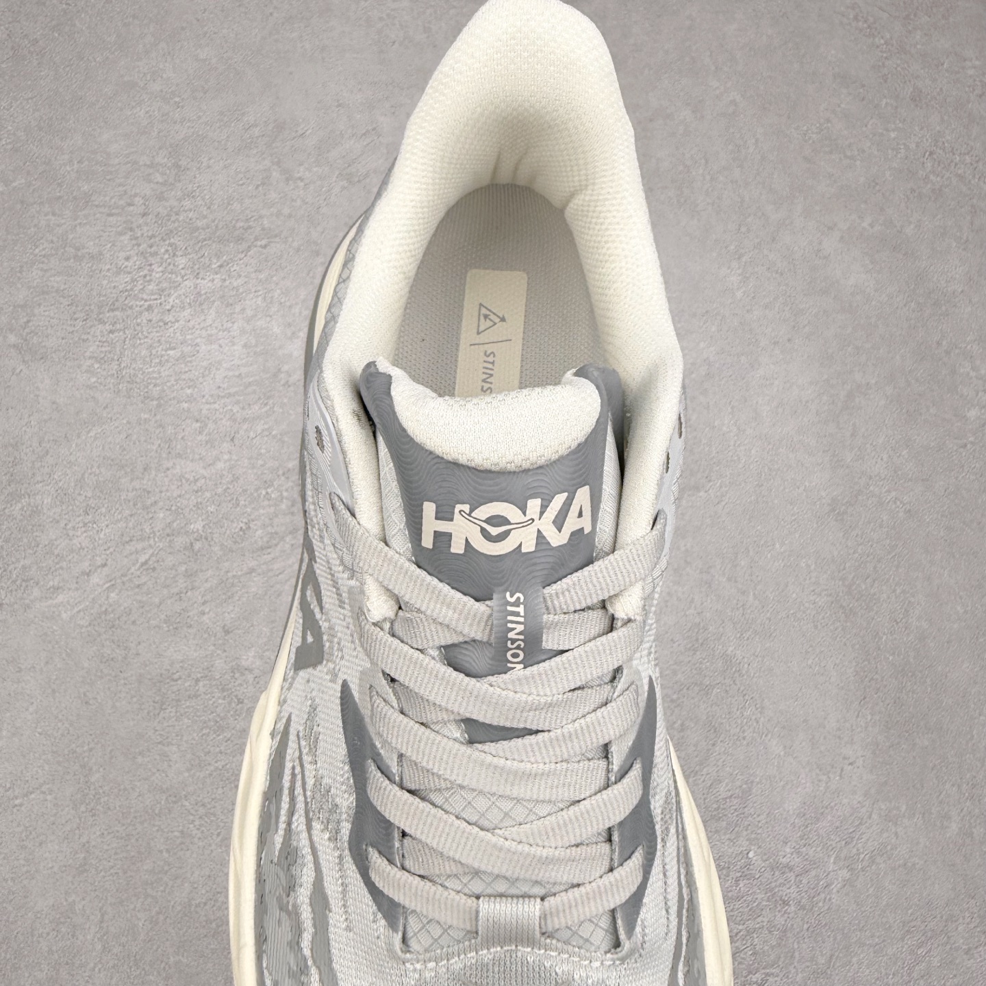 图片[5]-HOKA ONE ONE Stinson 7 ATR 斯廷森7代系列低帮全地形厚底轻量运动越野跑鞋 HOKA ONE ONE总是以独特的方式 Stinson ATR 主打整个HOKA系列中最出色最厚中底设计 堪称名副其实的“减震王” 这一款多功能全地形跑鞋采用以废旧塑料制成的尤尼菲 Reprieve再生面料 比其前代产品的重量更轻、稳定性更高 与鞋带一体化设计的全新孔眼可提供独立的支撑 精心打磨的后跟鞋口圈可带来松软契合的舒适脚感 而紧密分布的凸耳则可以确保绝佳的稳定性 尺码：36 36.5 37.5 38 38.5 39 40 40.5 41 42 42.5 43 44 44.5 45-选品中心