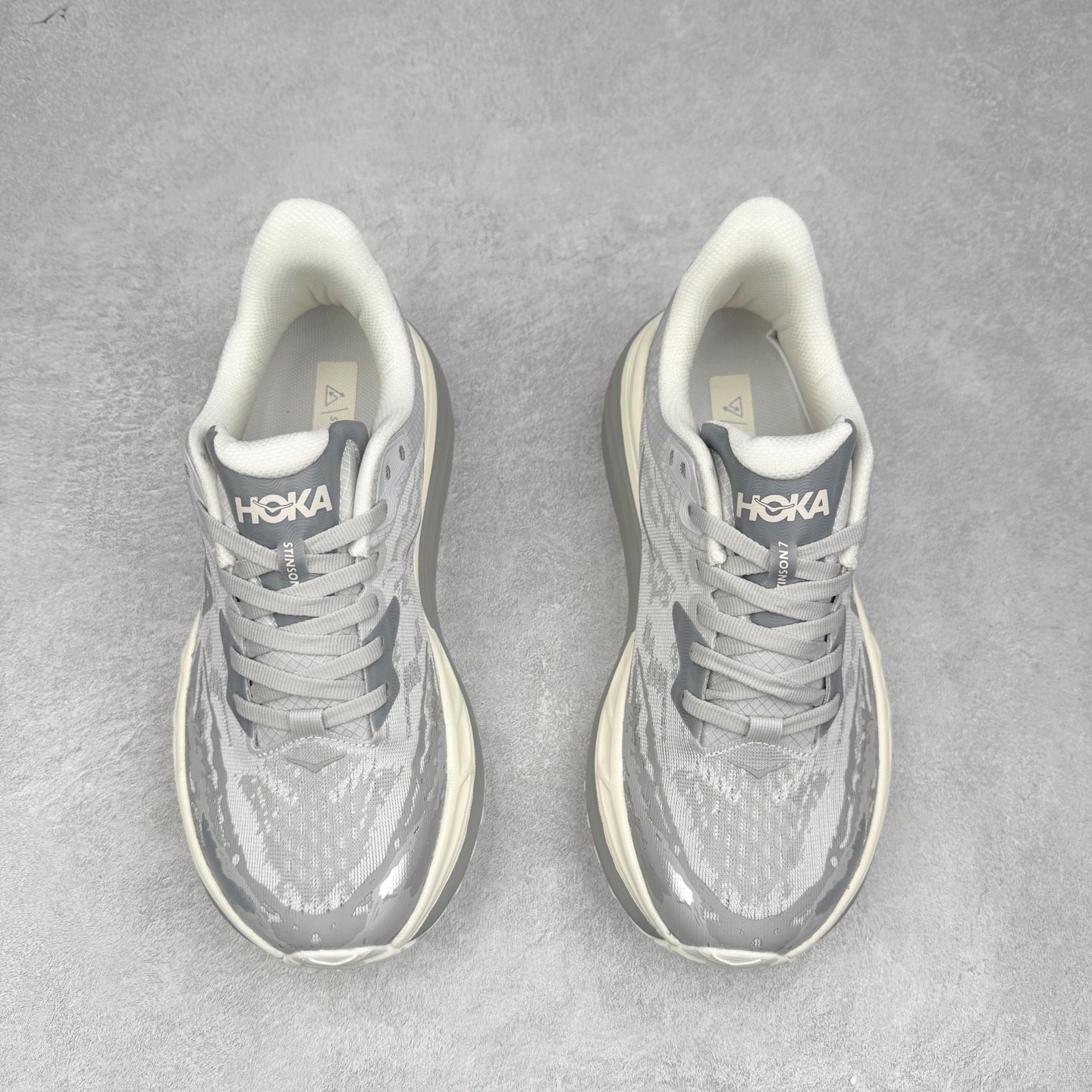 图片[2]-HOKA ONE ONE Stinson 7 ATR 斯廷森7代系列低帮全地形厚底轻量运动越野跑鞋 HOKA ONE ONE总是以独特的方式 Stinson ATR 主打整个HOKA系列中最出色最厚中底设计 堪称名副其实的“减震王” 这一款多功能全地形跑鞋采用以废旧塑料制成的尤尼菲 Reprieve再生面料 比其前代产品的重量更轻、稳定性更高 与鞋带一体化设计的全新孔眼可提供独立的支撑 精心打磨的后跟鞋口圈可带来松软契合的舒适脚感 而紧密分布的凸耳则可以确保绝佳的稳定性 尺码：36 36.5 37.5 38 38.5 39 40 40.5 41 42 42.5 43 44 44.5 45-选品中心