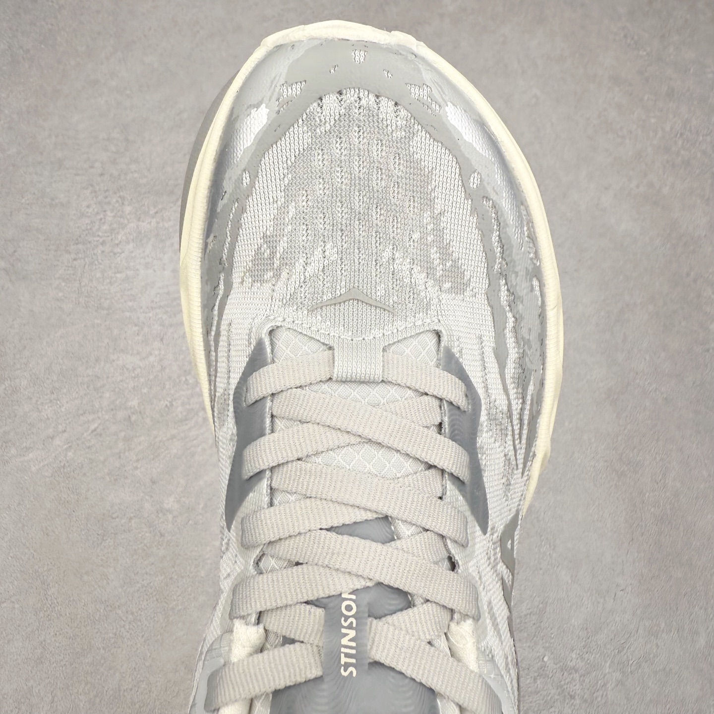 图片[4]-HOKA ONE ONE Stinson 7 ATR 斯廷森7代系列低帮全地形厚底轻量运动越野跑鞋 HOKA ONE ONE总是以独特的方式 Stinson ATR 主打整个HOKA系列中最出色最厚中底设计 堪称名副其实的“减震王” 这一款多功能全地形跑鞋采用以废旧塑料制成的尤尼菲 Reprieve再生面料 比其前代产品的重量更轻、稳定性更高 与鞋带一体化设计的全新孔眼可提供独立的支撑 精心打磨的后跟鞋口圈可带来松软契合的舒适脚感 而紧密分布的凸耳则可以确保绝佳的稳定性 尺码：36 36.5 37.5 38 38.5 39 40 40.5 41 42 42.5 43 44 44.5 45-选品中心