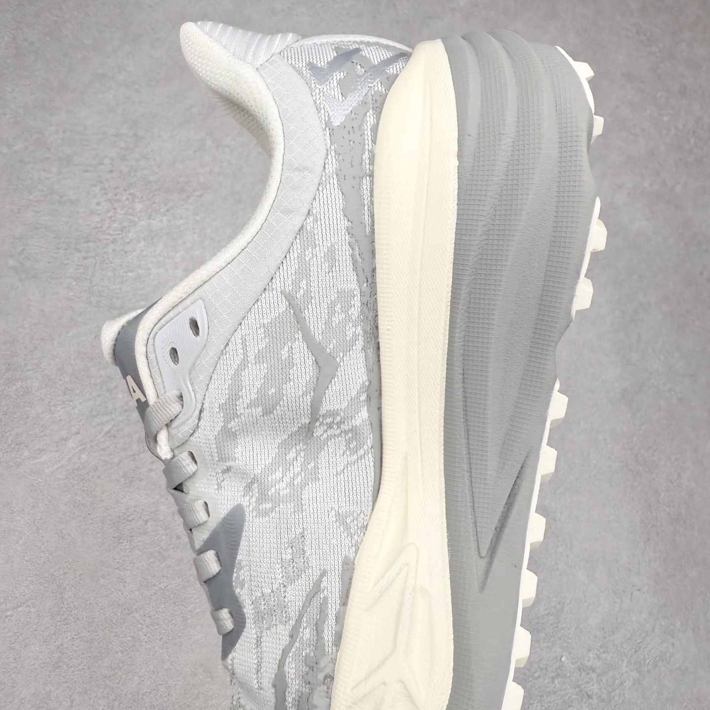 图片[7]-HOKA ONE ONE Stinson 7 ATR 斯廷森7代系列低帮全地形厚底轻量运动越野跑鞋 HOKA ONE ONE总是以独特的方式 Stinson ATR 主打整个HOKA系列中最出色最厚中底设计 堪称名副其实的“减震王” 这一款多功能全地形跑鞋采用以废旧塑料制成的尤尼菲 Reprieve再生面料 比其前代产品的重量更轻、稳定性更高 与鞋带一体化设计的全新孔眼可提供独立的支撑 精心打磨的后跟鞋口圈可带来松软契合的舒适脚感 而紧密分布的凸耳则可以确保绝佳的稳定性 尺码：36 36.5 37.5 38 38.5 39 40 40.5 41 42 42.5 43 44 44.5 45-选品中心