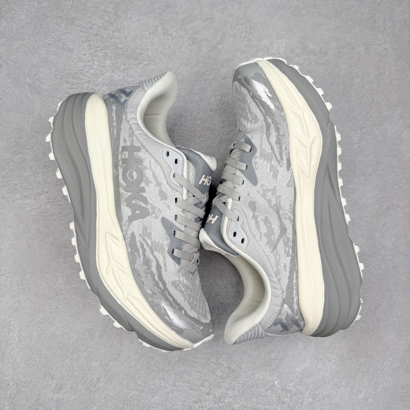 图片[3]-HOKA ONE ONE Stinson 7 ATR 斯廷森7代系列低帮全地形厚底轻量运动越野跑鞋 HOKA ONE ONE总是以独特的方式 Stinson ATR 主打整个HOKA系列中最出色最厚中底设计 堪称名副其实的“减震王” 这一款多功能全地形跑鞋采用以废旧塑料制成的尤尼菲 Reprieve再生面料 比其前代产品的重量更轻、稳定性更高 与鞋带一体化设计的全新孔眼可提供独立的支撑 精心打磨的后跟鞋口圈可带来松软契合的舒适脚感 而紧密分布的凸耳则可以确保绝佳的稳定性 尺码：36 36.5 37.5 38 38.5 39 40 40.5 41 42 42.5 43 44 44.5 45-选品中心