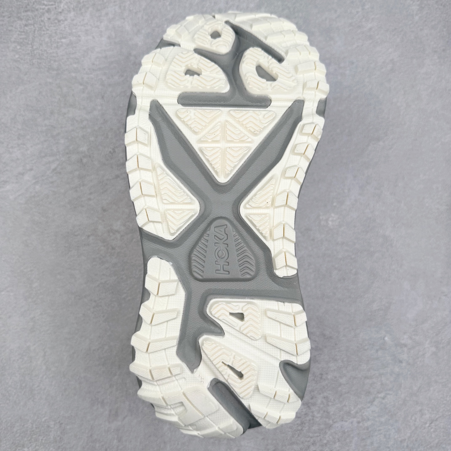 图片[9]-HOKA ONE ONE Stinson 7 ATR 斯廷森7代系列低帮全地形厚底轻量运动越野跑鞋 HOKA ONE ONE总是以独特的方式 Stinson ATR 主打整个HOKA系列中最出色最厚中底设计 堪称名副其实的“减震王” 这一款多功能全地形跑鞋采用以废旧塑料制成的尤尼菲 Reprieve再生面料 比其前代产品的重量更轻、稳定性更高 与鞋带一体化设计的全新孔眼可提供独立的支撑 精心打磨的后跟鞋口圈可带来松软契合的舒适脚感 而紧密分布的凸耳则可以确保绝佳的稳定性 尺码：36 36.5 37.5 38 38.5 39 40 40.5 41 42 42.5 43 44 44.5 45-选品中心