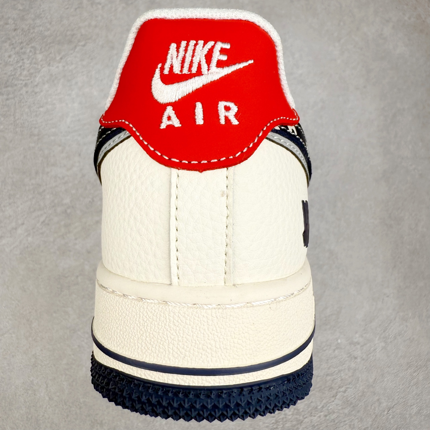 图片[8]-NK Air Force 1´07 Low 空军一号低帮百搭休闲运动板鞋 JP8028-005 柔软、弹性十足的缓震性能和出色的中底设计 横跨复古与现代的外型结合 造就出风靡全球 三十多年的Force 1 直到今天还深受青睐 实拍调校N版已经零色差零失真 百分百还原实物色彩所见即所得 不存在货不对板色差等低级问题 选购参考实物拍摄 不混卖不参货 只用心做好货严格选品 承诺混一赔十 尺码：36 36.5 37.5 38 38.5 39 40 40.5 41 42 42.5 43 44 44.5 45-选品中心