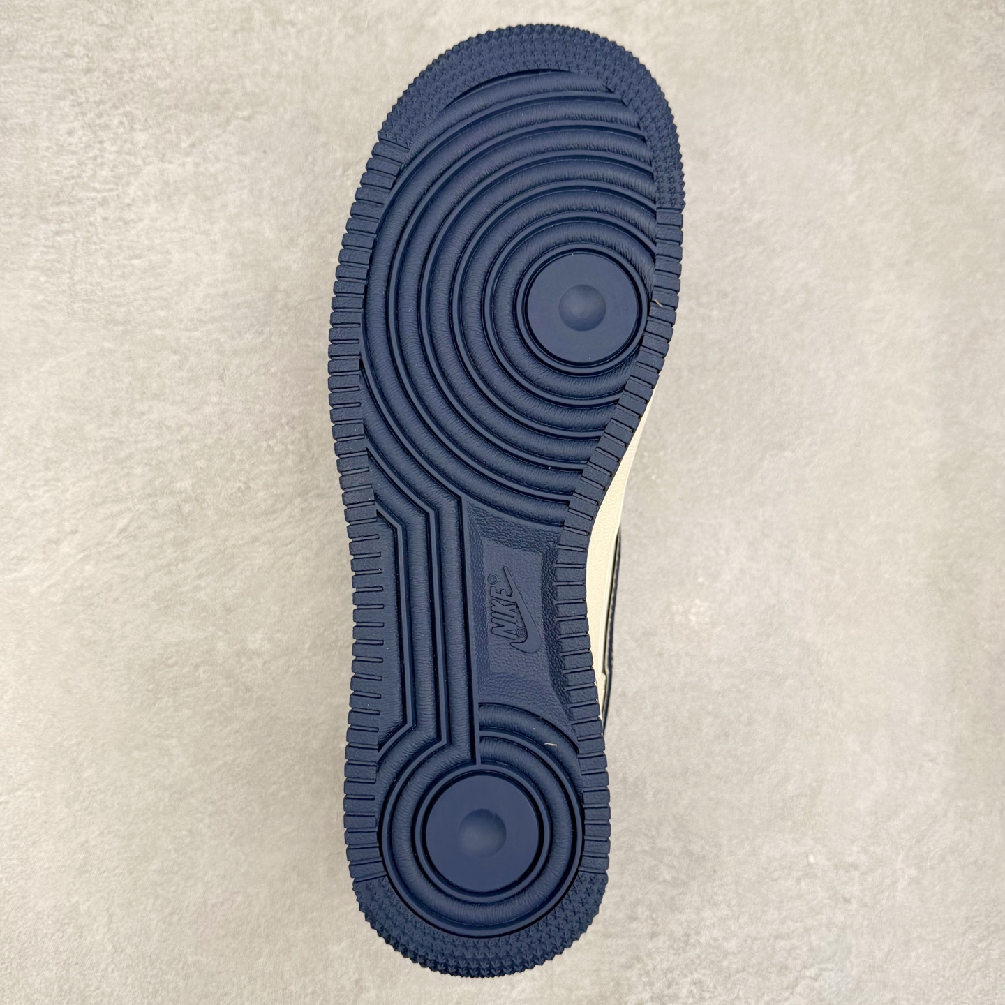 图片[9]-NK Air Force 1´07 Low 空军一号低帮百搭休闲运动板鞋 JP8028-005 柔软、弹性十足的缓震性能和出色的中底设计 横跨复古与现代的外型结合 造就出风靡全球 三十多年的Force 1 直到今天还深受青睐 实拍调校N版已经零色差零失真 百分百还原实物色彩所见即所得 不存在货不对板色差等低级问题 选购参考实物拍摄 不混卖不参货 只用心做好货严格选品 承诺混一赔十 尺码：36 36.5 37.5 38 38.5 39 40 40.5 41 42 42.5 43 44 44.5 45-选品中心