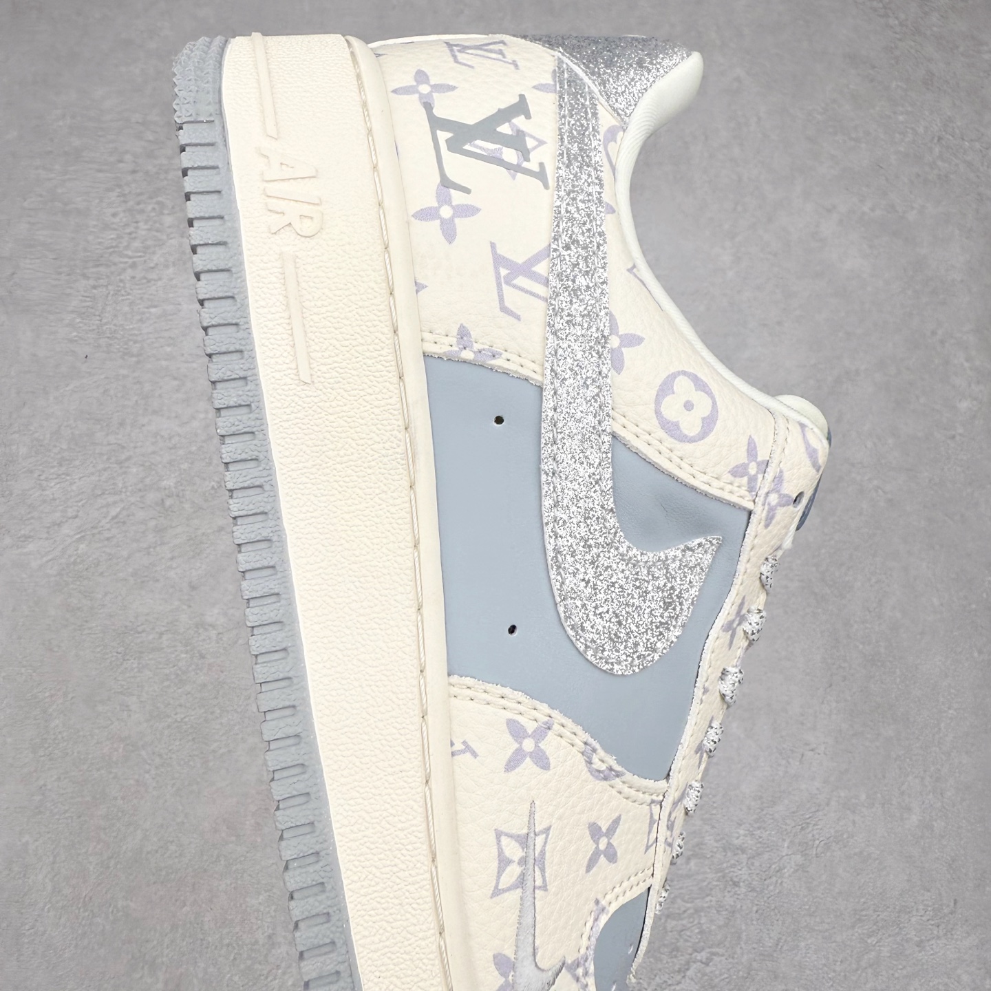 图片[6]-NK Air Force 1´07 Low 空军一号低帮百搭休闲运动板鞋 DF0188-078 柔软、弹性十足的缓震性能和出色的中底设计 横跨复古与现代的外型结合 造就出风靡全球 三十多年的Force 1 直到今天还深受青睐 实拍调校N版已经零色差零失真 百分百还原实物色彩所见即所得 不存在货不对板色差等低级问题 选购参考实物拍摄 不混卖不参货 只用心做好货严格选品 承诺混一赔十 尺码：36 36.5 37.5 38 38.5 39 40 40.5 41 42 42.5 43 44 44.5 45-选品中心