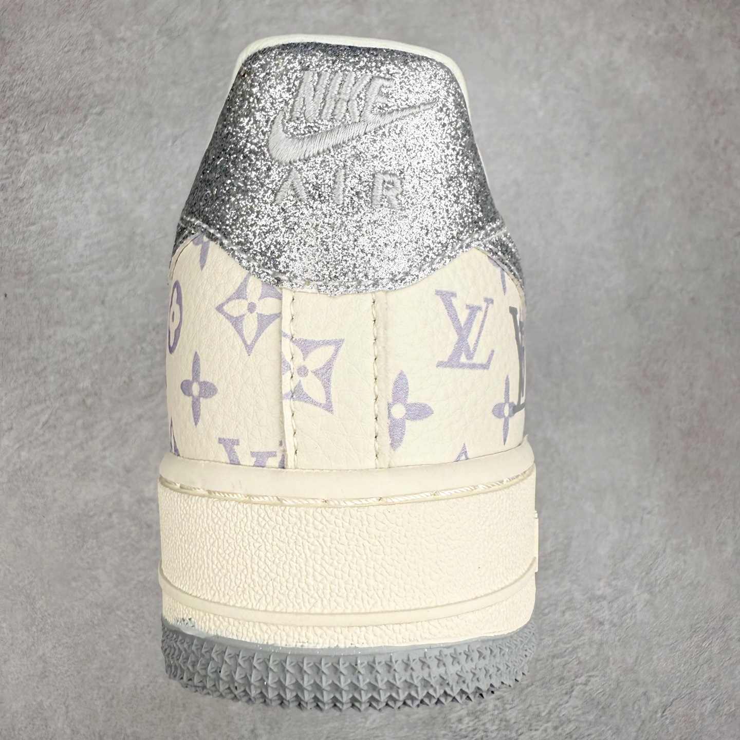 图片[8]-NK Air Force 1´07 Low 空军一号低帮百搭休闲运动板鞋 DF0188-078 柔软、弹性十足的缓震性能和出色的中底设计 横跨复古与现代的外型结合 造就出风靡全球 三十多年的Force 1 直到今天还深受青睐 实拍调校N版已经零色差零失真 百分百还原实物色彩所见即所得 不存在货不对板色差等低级问题 选购参考实物拍摄 不混卖不参货 只用心做好货严格选品 承诺混一赔十 尺码：36 36.5 37.5 38 38.5 39 40 40.5 41 42 42.5 43 44 44.5 45-选品中心