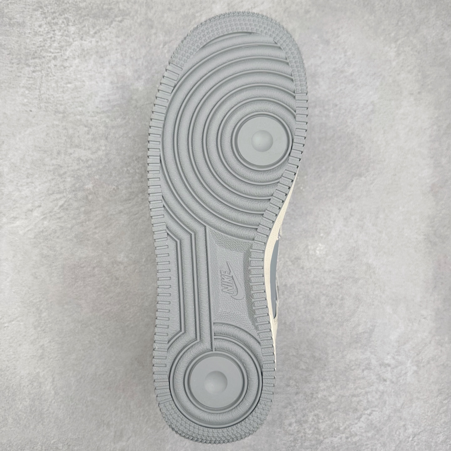 图片[9]-NK Air Force 1´07 Low 空军一号低帮百搭休闲运动板鞋 DF0188-078 柔软、弹性十足的缓震性能和出色的中底设计 横跨复古与现代的外型结合 造就出风靡全球 三十多年的Force 1 直到今天还深受青睐 实拍调校N版已经零色差零失真 百分百还原实物色彩所见即所得 不存在货不对板色差等低级问题 选购参考实物拍摄 不混卖不参货 只用心做好货严格选品 承诺混一赔十 尺码：36 36.5 37.5 38 38.5 39 40 40.5 41 42 42.5 43 44 44.5 45-选品中心