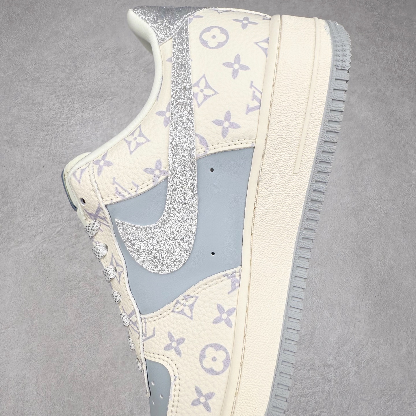 图片[7]-NK Air Force 1´07 Low 空军一号低帮百搭休闲运动板鞋 DF0188-078 柔软、弹性十足的缓震性能和出色的中底设计 横跨复古与现代的外型结合 造就出风靡全球 三十多年的Force 1 直到今天还深受青睐 实拍调校N版已经零色差零失真 百分百还原实物色彩所见即所得 不存在货不对板色差等低级问题 选购参考实物拍摄 不混卖不参货 只用心做好货严格选品 承诺混一赔十 尺码：36 36.5 37.5 38 38.5 39 40 40.5 41 42 42.5 43 44 44.5 45-选品中心