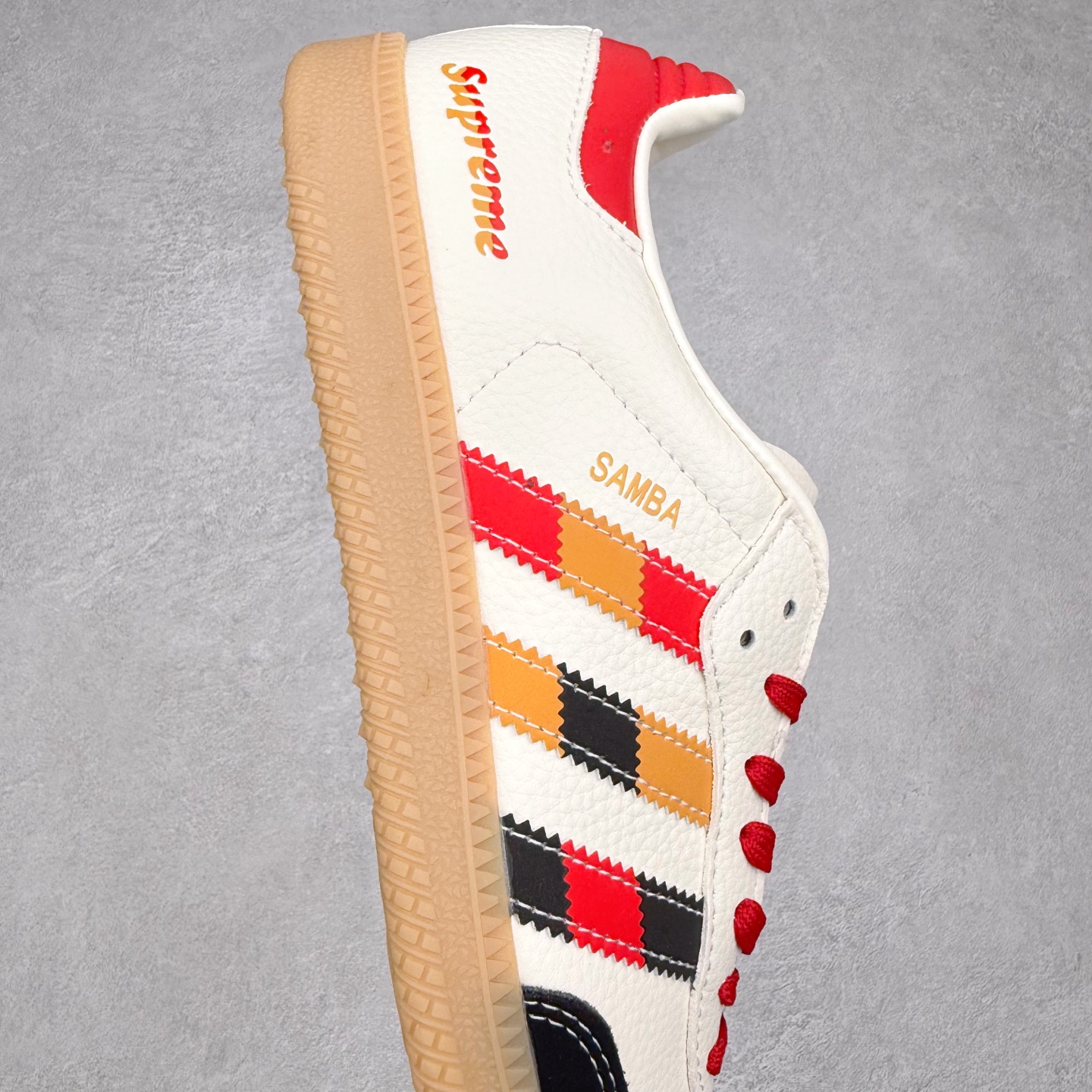 图片[6]-＃C2 AD Original Samba OG 复古经典轻便板鞋 定制配色 DX0006 这款桑巴鞋展示了高质量的工艺 带有装饰的超锁缝制和无缝的手感 柔软、柔软的皮革造型和标志性的3条纹完成了精致的外观 正规合身鞋带 鞋面上有绒面鞋垫 橡胶鞋底 享受正畸套筒软感 自50年代首次亮相以来就一直在赢得粉丝的青睐 尺码：36 36.5 37.5 38 38.5 39 40 40.5 41 42 42.5 43 44 44.5 45-选品中心