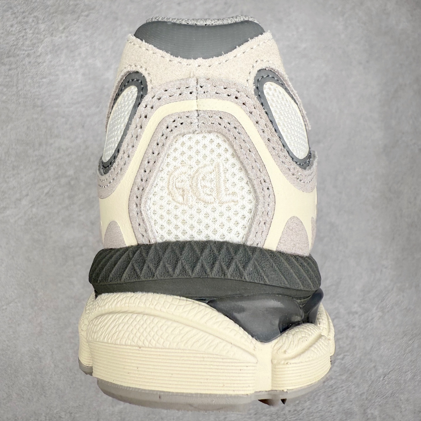 图片[8]-＃ZC总裁 Asics GEL-NYC 亚瑟士防滑耐磨透气低帮运动休闲鞋 GEL-NYC™ 运动鞋的灵感源自传统和现代高性能跑步风格 其鞋面结构参考了 2000 年代初的 GEL-NIMBUS™ 3 鞋 并将其与 MC-PLUS V 设计中的各种装饰融为一体 该工装通过使用 GEL-CUMULUS® 16 鞋的工装系统来对比鞋面的复古风格 通过轻质泡沫和 GEL® 技术嵌入物的结合 这种中底结构有助于创造先进的脚底舒适度 尺码：36 37 37.5 38 39 40.5 41.5 42 42.5 43.5 44 45 46.5 47-选品中心