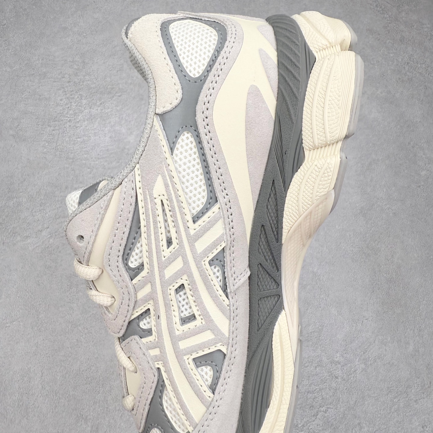 图片[7]-＃ZC总裁 Asics GEL-NYC 亚瑟士防滑耐磨透气低帮运动休闲鞋 GEL-NYC™ 运动鞋的灵感源自传统和现代高性能跑步风格 其鞋面结构参考了 2000 年代初的 GEL-NIMBUS™ 3 鞋 并将其与 MC-PLUS V 设计中的各种装饰融为一体 该工装通过使用 GEL-CUMULUS® 16 鞋的工装系统来对比鞋面的复古风格 通过轻质泡沫和 GEL® 技术嵌入物的结合 这种中底结构有助于创造先进的脚底舒适度 尺码：36 37 37.5 38 39 40.5 41.5 42 42.5 43.5 44 45 46.5 47-选品中心