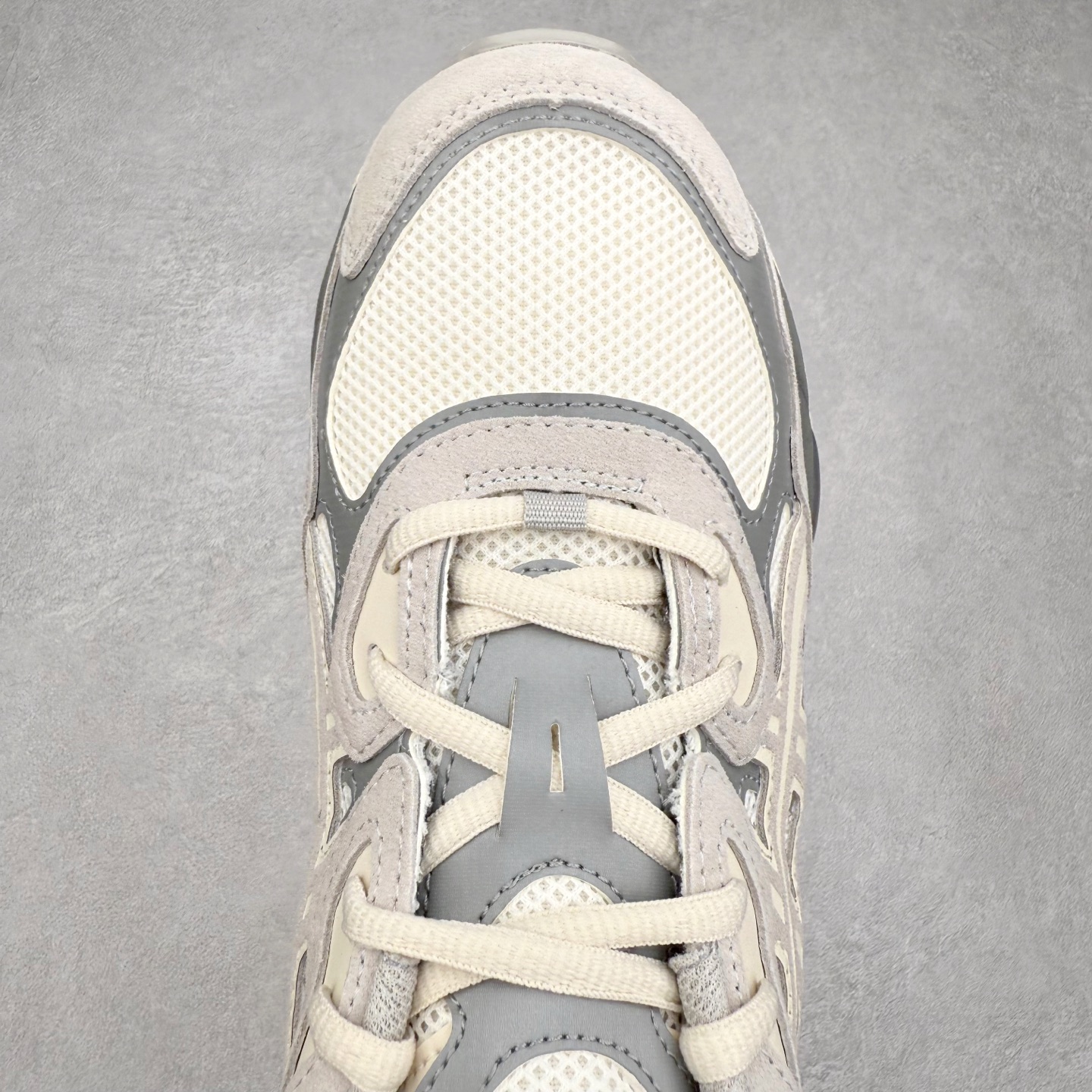 图片[4]-＃ZC总裁 Asics GEL-NYC 亚瑟士防滑耐磨透气低帮运动休闲鞋 GEL-NYC™ 运动鞋的灵感源自传统和现代高性能跑步风格 其鞋面结构参考了 2000 年代初的 GEL-NIMBUS™ 3 鞋 并将其与 MC-PLUS V 设计中的各种装饰融为一体 该工装通过使用 GEL-CUMULUS® 16 鞋的工装系统来对比鞋面的复古风格 通过轻质泡沫和 GEL® 技术嵌入物的结合 这种中底结构有助于创造先进的脚底舒适度 尺码：36 37 37.5 38 39 40.5 41.5 42 42.5 43.5 44 45 46.5 47-选品中心