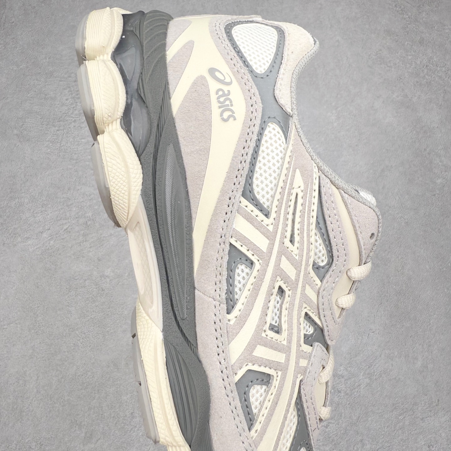 图片[6]-＃ZC总裁 Asics GEL-NYC 亚瑟士防滑耐磨透气低帮运动休闲鞋 GEL-NYC™ 运动鞋的灵感源自传统和现代高性能跑步风格 其鞋面结构参考了 2000 年代初的 GEL-NIMBUS™ 3 鞋 并将其与 MC-PLUS V 设计中的各种装饰融为一体 该工装通过使用 GEL-CUMULUS® 16 鞋的工装系统来对比鞋面的复古风格 通过轻质泡沫和 GEL® 技术嵌入物的结合 这种中底结构有助于创造先进的脚底舒适度 尺码：36 37 37.5 38 39 40.5 41.5 42 42.5 43.5 44 45 46.5 47-选品中心