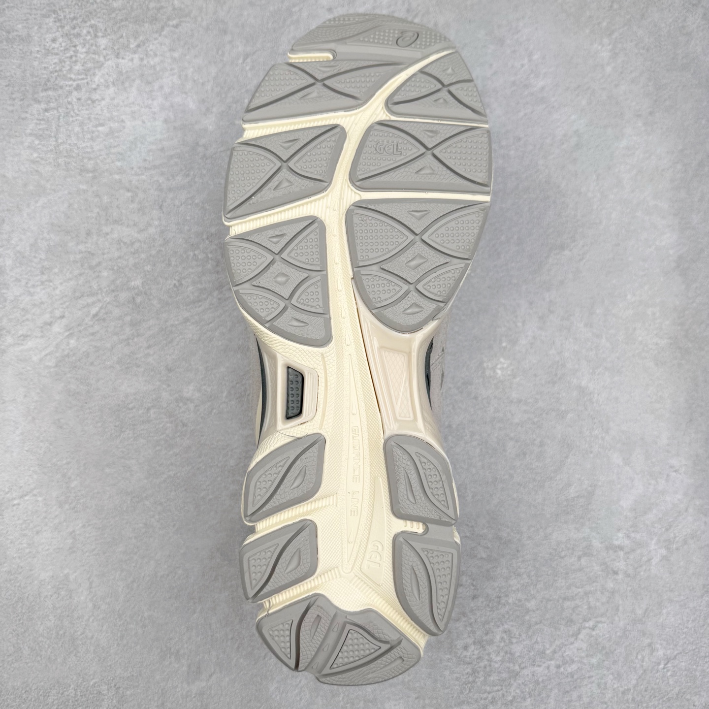 图片[9]-＃ZC总裁 Asics GEL-NYC 亚瑟士防滑耐磨透气低帮运动休闲鞋 GEL-NYC™ 运动鞋的灵感源自传统和现代高性能跑步风格 其鞋面结构参考了 2000 年代初的 GEL-NIMBUS™ 3 鞋 并将其与 MC-PLUS V 设计中的各种装饰融为一体 该工装通过使用 GEL-CUMULUS® 16 鞋的工装系统来对比鞋面的复古风格 通过轻质泡沫和 GEL® 技术嵌入物的结合 这种中底结构有助于创造先进的脚底舒适度 尺码：36 37 37.5 38 39 40.5 41.5 42 42.5 43.5 44 45 46.5 47-选品中心