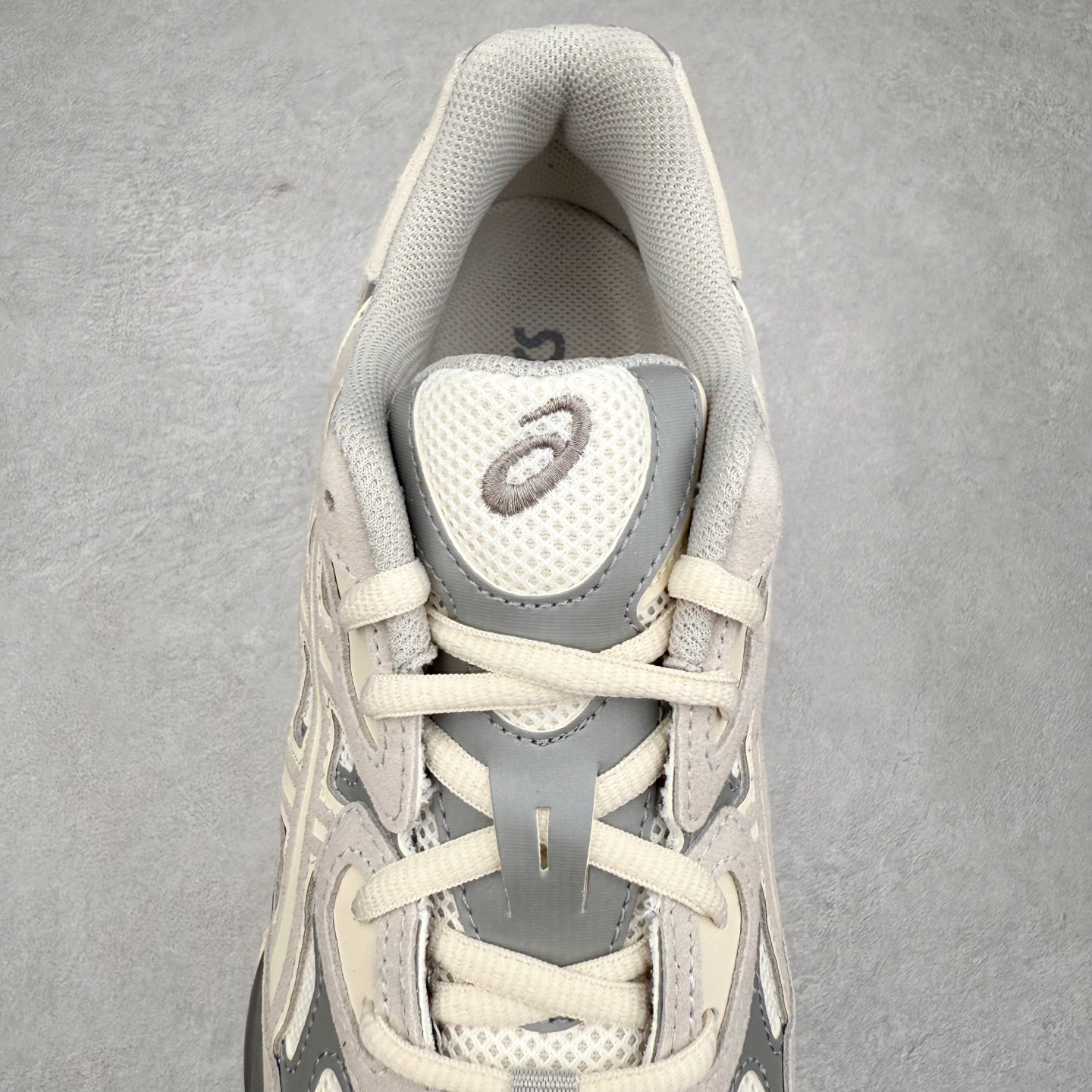 图片[5]-＃ZC总裁 Asics GEL-NYC 亚瑟士防滑耐磨透气低帮运动休闲鞋 GEL-NYC™ 运动鞋的灵感源自传统和现代高性能跑步风格 其鞋面结构参考了 2000 年代初的 GEL-NIMBUS™ 3 鞋 并将其与 MC-PLUS V 设计中的各种装饰融为一体 该工装通过使用 GEL-CUMULUS® 16 鞋的工装系统来对比鞋面的复古风格 通过轻质泡沫和 GEL® 技术嵌入物的结合 这种中底结构有助于创造先进的脚底舒适度 尺码：36 37 37.5 38 39 40.5 41.5 42 42.5 43.5 44 45 46.5 47-选品中心