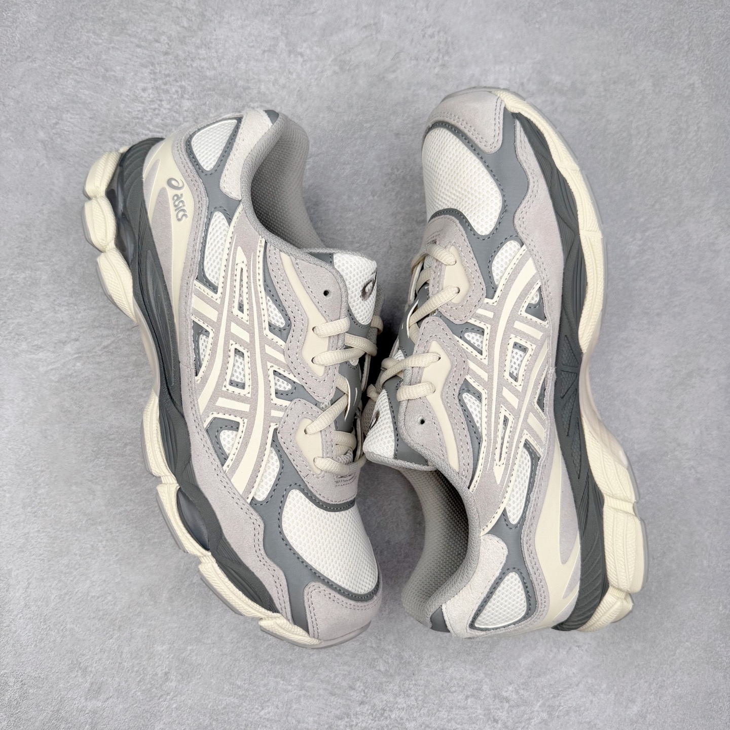 图片[3]-＃ZC总裁 Asics GEL-NYC 亚瑟士防滑耐磨透气低帮运动休闲鞋 GEL-NYC™ 运动鞋的灵感源自传统和现代高性能跑步风格 其鞋面结构参考了 2000 年代初的 GEL-NIMBUS™ 3 鞋 并将其与 MC-PLUS V 设计中的各种装饰融为一体 该工装通过使用 GEL-CUMULUS® 16 鞋的工装系统来对比鞋面的复古风格 通过轻质泡沫和 GEL® 技术嵌入物的结合 这种中底结构有助于创造先进的脚底舒适度 尺码：36 37 37.5 38 39 40.5 41.5 42 42.5 43.5 44 45 46.5 47-选品中心