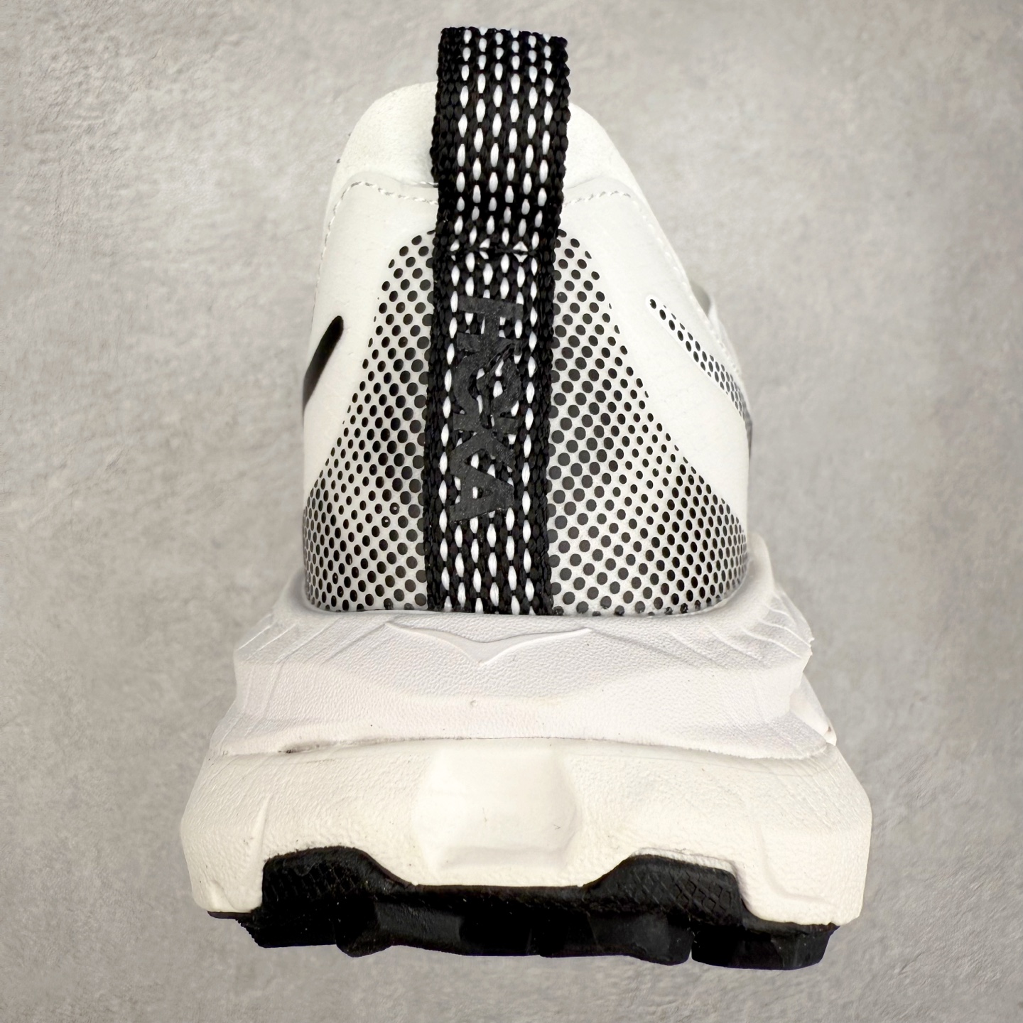 图片[8]-Satisfy x HOKA ONE ONE 百搭简约防滑耐磨低帮跑步鞋 联名配色 球鞋继承了HOKA的经典越野鞋型MAFATE SPEED 4的设计，更在此基础上进行了创新和提升，使得它既适合户外越野跑，又充满了时尚潮流的元素。它的半透明鞋面设计，不仅让鞋身看起来更加轻便，而且提供了良好的透气性。而保护性的防撕裂尼龙面料，则确保了在复杂地形中的耐用性。这样的设计，让人在享受奔跑的同时，也能感受到鞋底带来的舒适。双层ProFly™中底的使用，是这款鞋的另一个亮点。这种中底材质，提供了卓越的缓震性能，无论是在崎岖的山路上，还是在平坦的道路上，都能给跑者带来稳定的支撑。而VIBRAM MEGAGRIP®及LITEBASE®大底的搭载，更是让这款鞋在保持高抓地力的同时，减轻了鞋底的重量，使得每一步跑动都轻盈如飞。尺码：36 36.5 37.5 38 38.5 39 40 40.5 41 42 42.5 43 44 44.5 45 46-选品中心