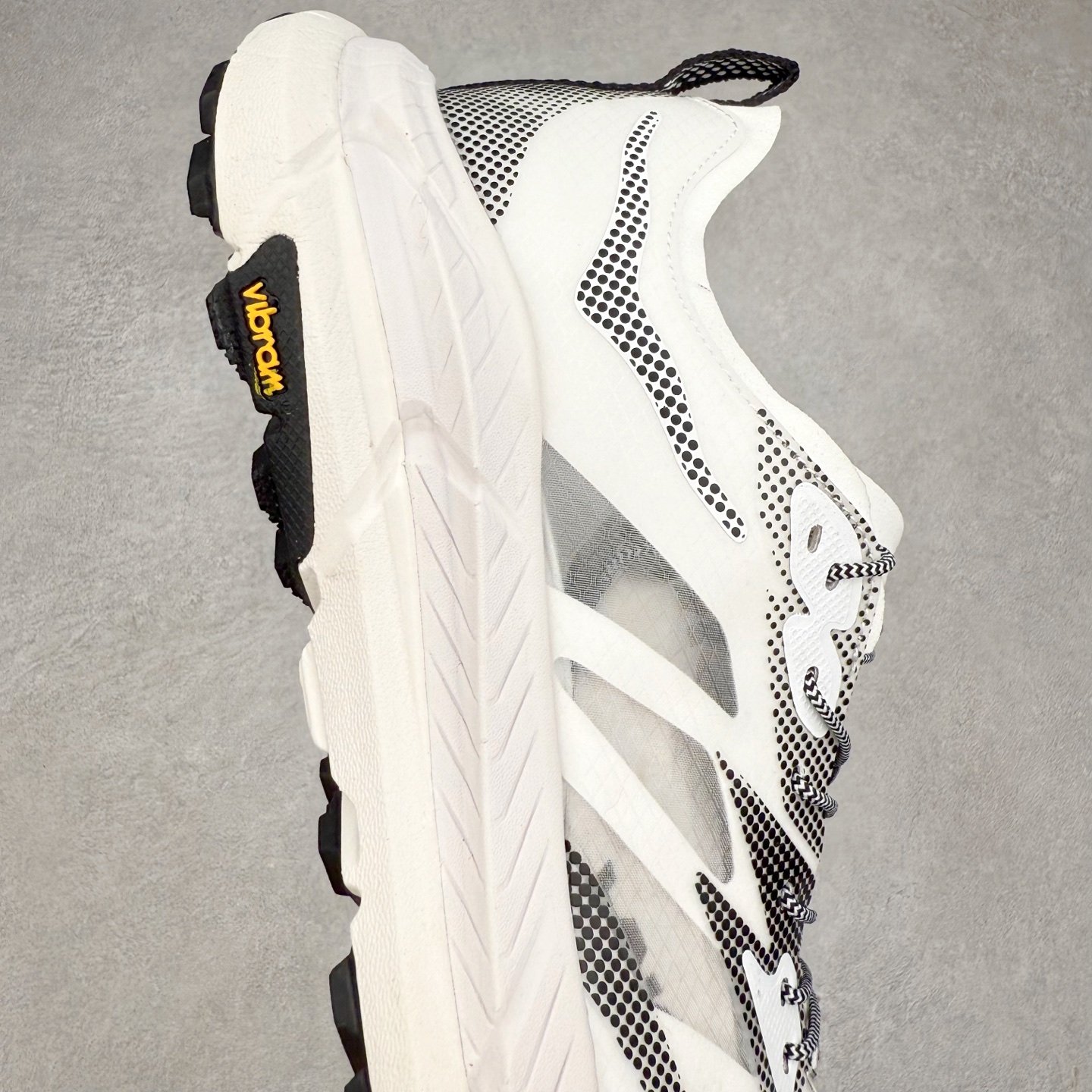 图片[6]-Satisfy x HOKA ONE ONE 百搭简约防滑耐磨低帮跑步鞋 联名配色 球鞋继承了HOKA的经典越野鞋型MAFATE SPEED 4的设计，更在此基础上进行了创新和提升，使得它既适合户外越野跑，又充满了时尚潮流的元素。它的半透明鞋面设计，不仅让鞋身看起来更加轻便，而且提供了良好的透气性。而保护性的防撕裂尼龙面料，则确保了在复杂地形中的耐用性。这样的设计，让人在享受奔跑的同时，也能感受到鞋底带来的舒适。双层ProFly™中底的使用，是这款鞋的另一个亮点。这种中底材质，提供了卓越的缓震性能，无论是在崎岖的山路上，还是在平坦的道路上，都能给跑者带来稳定的支撑。而VIBRAM MEGAGRIP®及LITEBASE®大底的搭载，更是让这款鞋在保持高抓地力的同时，减轻了鞋底的重量，使得每一步跑动都轻盈如飞。尺码：36 36.5 37.5 38 38.5 39 40 40.5 41 42 42.5 43 44 44.5 45 46-选品中心