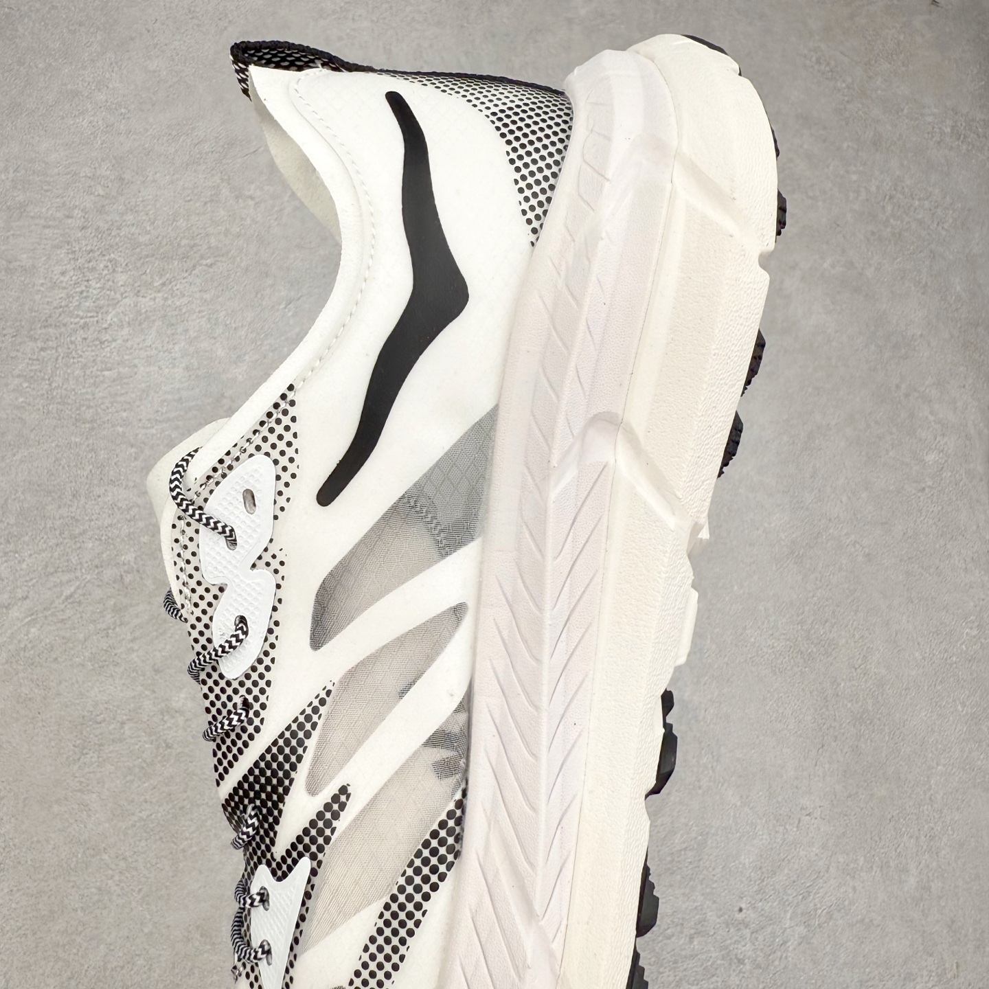 图片[7]-Satisfy x HOKA ONE ONE 百搭简约防滑耐磨低帮跑步鞋 联名配色 球鞋继承了HOKA的经典越野鞋型MAFATE SPEED 4的设计，更在此基础上进行了创新和提升，使得它既适合户外越野跑，又充满了时尚潮流的元素。它的半透明鞋面设计，不仅让鞋身看起来更加轻便，而且提供了良好的透气性。而保护性的防撕裂尼龙面料，则确保了在复杂地形中的耐用性。这样的设计，让人在享受奔跑的同时，也能感受到鞋底带来的舒适。双层ProFly™中底的使用，是这款鞋的另一个亮点。这种中底材质，提供了卓越的缓震性能，无论是在崎岖的山路上，还是在平坦的道路上，都能给跑者带来稳定的支撑。而VIBRAM MEGAGRIP®及LITEBASE®大底的搭载，更是让这款鞋在保持高抓地力的同时，减轻了鞋底的重量，使得每一步跑动都轻盈如飞。尺码：36 36.5 37.5 38 38.5 39 40 40.5 41 42 42.5 43 44 44.5 45 46-选品中心