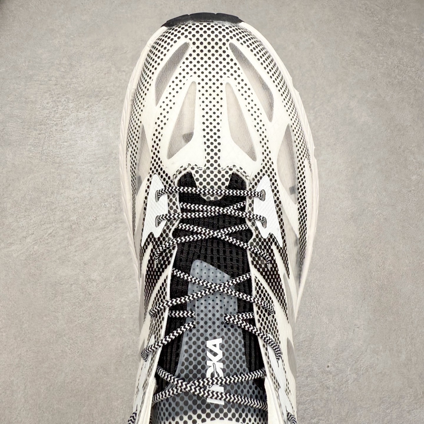 图片[4]-Satisfy x HOKA ONE ONE 百搭简约防滑耐磨低帮跑步鞋 联名配色 球鞋继承了HOKA的经典越野鞋型MAFATE SPEED 4的设计，更在此基础上进行了创新和提升，使得它既适合户外越野跑，又充满了时尚潮流的元素。它的半透明鞋面设计，不仅让鞋身看起来更加轻便，而且提供了良好的透气性。而保护性的防撕裂尼龙面料，则确保了在复杂地形中的耐用性。这样的设计，让人在享受奔跑的同时，也能感受到鞋底带来的舒适。双层ProFly™中底的使用，是这款鞋的另一个亮点。这种中底材质，提供了卓越的缓震性能，无论是在崎岖的山路上，还是在平坦的道路上，都能给跑者带来稳定的支撑。而VIBRAM MEGAGRIP®及LITEBASE®大底的搭载，更是让这款鞋在保持高抓地力的同时，减轻了鞋底的重量，使得每一步跑动都轻盈如飞。尺码：36 36.5 37.5 38 38.5 39 40 40.5 41 42 42.5 43 44 44.5 45 46-选品中心