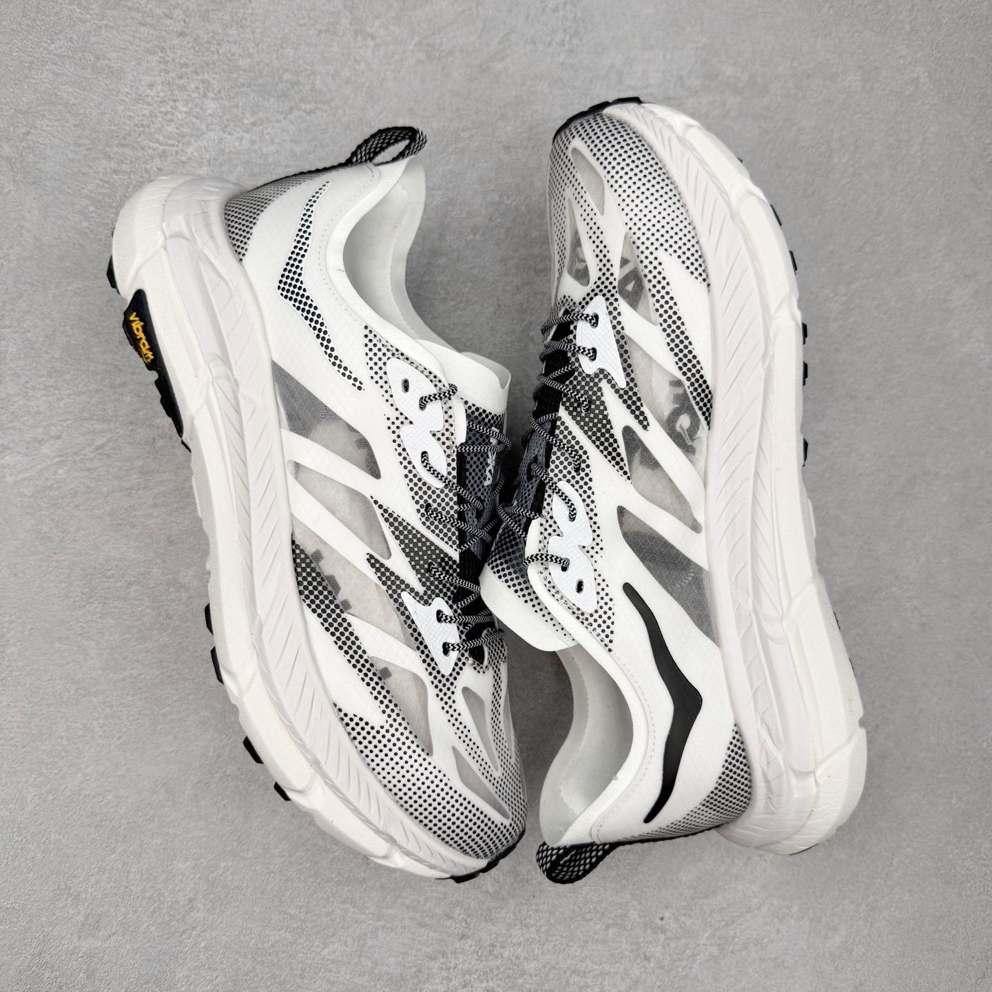 图片[3]-Satisfy x HOKA ONE ONE 百搭简约防滑耐磨低帮跑步鞋 联名配色 球鞋继承了HOKA的经典越野鞋型MAFATE SPEED 4的设计，更在此基础上进行了创新和提升，使得它既适合户外越野跑，又充满了时尚潮流的元素。它的半透明鞋面设计，不仅让鞋身看起来更加轻便，而且提供了良好的透气性。而保护性的防撕裂尼龙面料，则确保了在复杂地形中的耐用性。这样的设计，让人在享受奔跑的同时，也能感受到鞋底带来的舒适。双层ProFly™中底的使用，是这款鞋的另一个亮点。这种中底材质，提供了卓越的缓震性能，无论是在崎岖的山路上，还是在平坦的道路上，都能给跑者带来稳定的支撑。而VIBRAM MEGAGRIP®及LITEBASE®大底的搭载，更是让这款鞋在保持高抓地力的同时，减轻了鞋底的重量，使得每一步跑动都轻盈如飞。尺码：36 36.5 37.5 38 38.5 39 40 40.5 41 42 42.5 43 44 44.5 45 46-选品中心