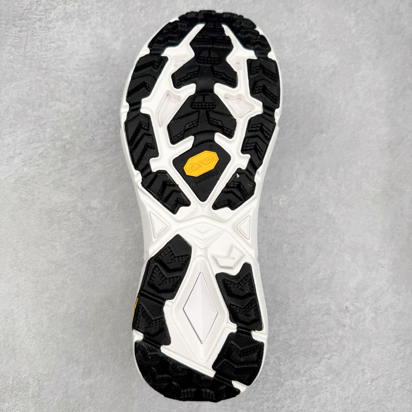 图片[9]-Satisfy x HOKA ONE ONE 百搭简约防滑耐磨低帮跑步鞋 联名配色 球鞋继承了HOKA的经典越野鞋型MAFATE SPEED 4的设计，更在此基础上进行了创新和提升，使得它既适合户外越野跑，又充满了时尚潮流的元素。它的半透明鞋面设计，不仅让鞋身看起来更加轻便，而且提供了良好的透气性。而保护性的防撕裂尼龙面料，则确保了在复杂地形中的耐用性。这样的设计，让人在享受奔跑的同时，也能感受到鞋底带来的舒适。双层ProFly™中底的使用，是这款鞋的另一个亮点。这种中底材质，提供了卓越的缓震性能，无论是在崎岖的山路上，还是在平坦的道路上，都能给跑者带来稳定的支撑。而VIBRAM MEGAGRIP®及LITEBASE®大底的搭载，更是让这款鞋在保持高抓地力的同时，减轻了鞋底的重量，使得每一步跑动都轻盈如飞。尺码：36 36.5 37.5 38 38.5 39 40 40.5 41 42 42.5 43 44 44.5 45 46-选品中心