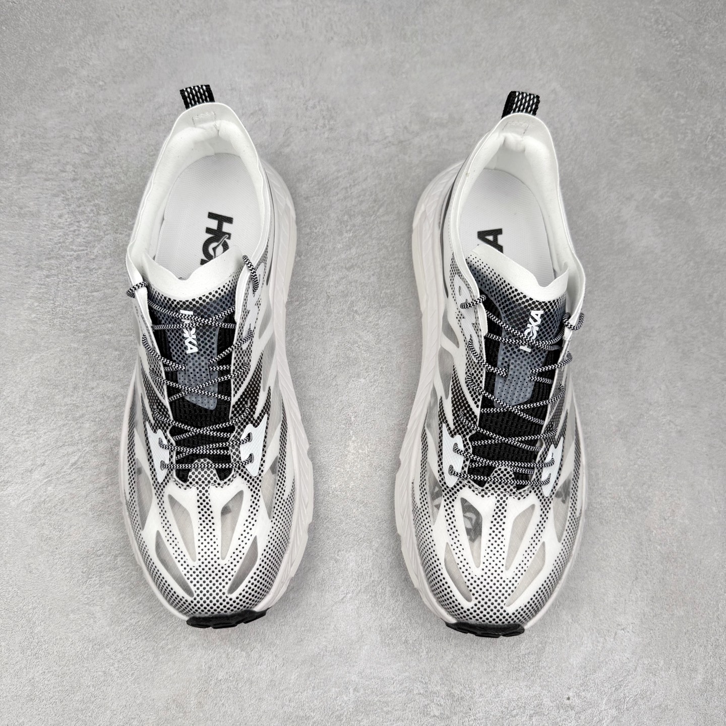 图片[2]-Satisfy x HOKA ONE ONE 百搭简约防滑耐磨低帮跑步鞋 联名配色 球鞋继承了HOKA的经典越野鞋型MAFATE SPEED 4的设计，更在此基础上进行了创新和提升，使得它既适合户外越野跑，又充满了时尚潮流的元素。它的半透明鞋面设计，不仅让鞋身看起来更加轻便，而且提供了良好的透气性。而保护性的防撕裂尼龙面料，则确保了在复杂地形中的耐用性。这样的设计，让人在享受奔跑的同时，也能感受到鞋底带来的舒适。双层ProFly™中底的使用，是这款鞋的另一个亮点。这种中底材质，提供了卓越的缓震性能，无论是在崎岖的山路上，还是在平坦的道路上，都能给跑者带来稳定的支撑。而VIBRAM MEGAGRIP®及LITEBASE®大底的搭载，更是让这款鞋在保持高抓地力的同时，减轻了鞋底的重量，使得每一步跑动都轻盈如飞。尺码：36 36.5 37.5 38 38.5 39 40 40.5 41 42 42.5 43 44 44.5 45 46-选品中心