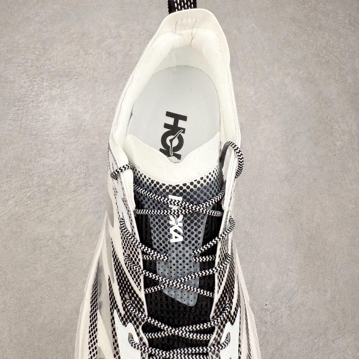 图片[5]-Satisfy x HOKA ONE ONE 百搭简约防滑耐磨低帮跑步鞋 联名配色 球鞋继承了HOKA的经典越野鞋型MAFATE SPEED 4的设计，更在此基础上进行了创新和提升，使得它既适合户外越野跑，又充满了时尚潮流的元素。它的半透明鞋面设计，不仅让鞋身看起来更加轻便，而且提供了良好的透气性。而保护性的防撕裂尼龙面料，则确保了在复杂地形中的耐用性。这样的设计，让人在享受奔跑的同时，也能感受到鞋底带来的舒适。双层ProFly™中底的使用，是这款鞋的另一个亮点。这种中底材质，提供了卓越的缓震性能，无论是在崎岖的山路上，还是在平坦的道路上，都能给跑者带来稳定的支撑。而VIBRAM MEGAGRIP®及LITEBASE®大底的搭载，更是让这款鞋在保持高抓地力的同时，减轻了鞋底的重量，使得每一步跑动都轻盈如飞。尺码：36 36.5 37.5 38 38.5 39 40 40.5 41 42 42.5 43 44 44.5 45 46-选品中心