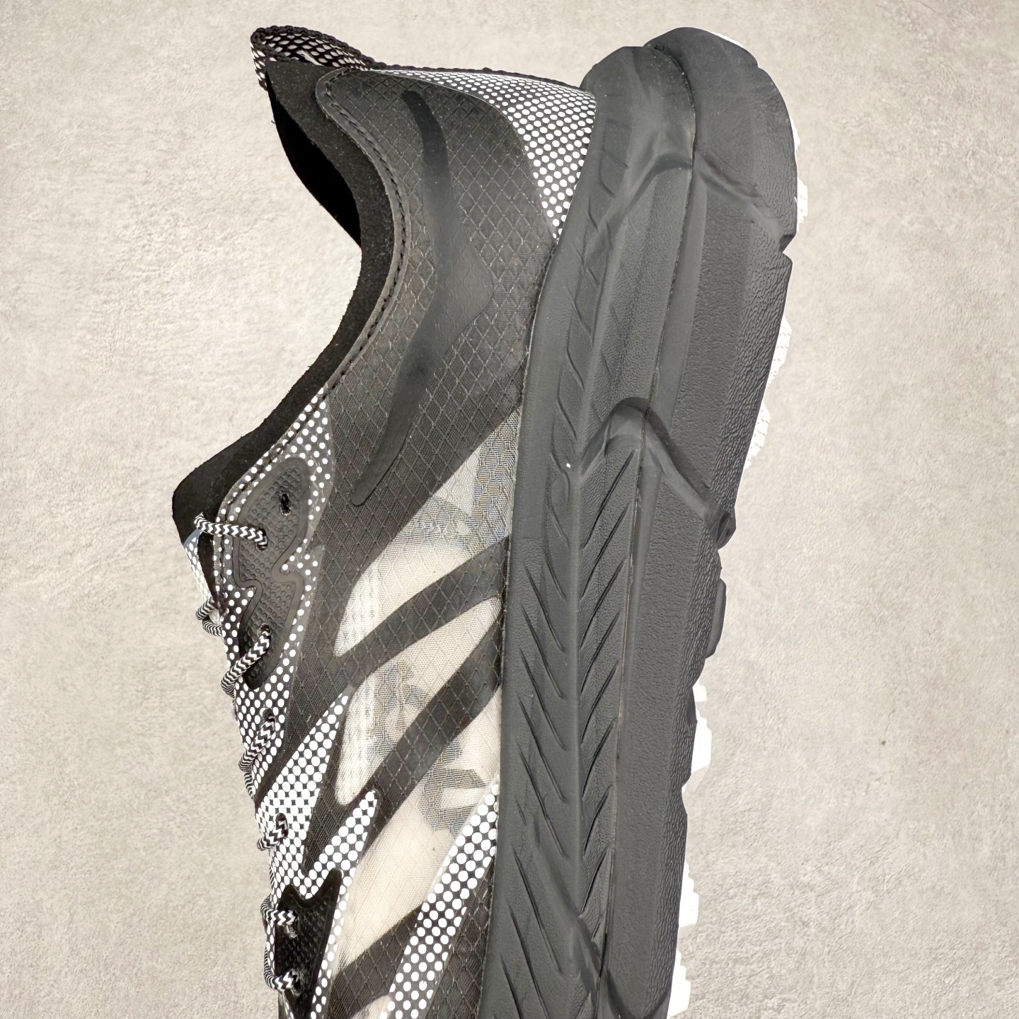 图片[7]-Satisfy x HOKA ONE ONE 百搭简约防滑耐磨低帮跑步鞋 联名配色 球鞋继承了HOKA的经典越野鞋型MAFATE SPEED 4的设计，更在此基础上进行了创新和提升，使得它既适合户外越野跑，又充满了时尚潮流的元素。它的半透明鞋面设计，不仅让鞋身看起来更加轻便，而且提供了良好的透气性。而保护性的防撕裂尼龙面料，则确保了在复杂地形中的耐用性。这样的设计，让人在享受奔跑的同时，也能感受到鞋底带来的舒适。双层ProFly™中底的使用，是这款鞋的另一个亮点。这种中底材质，提供了卓越的缓震性能，无论是在崎岖的山路上，还是在平坦的道路上，都能给跑者带来稳定的支撑。而VIBRAM MEGAGRIP®及LITEBASE®大底的搭载，更是让这款鞋在保持高抓地力的同时，减轻了鞋底的重量，使得每一步跑动都轻盈如飞。尺码：36 36.5 37.5 38 38.5 39 40 40.5 41 42 42.5 43 44 44.5 45 46-选品中心