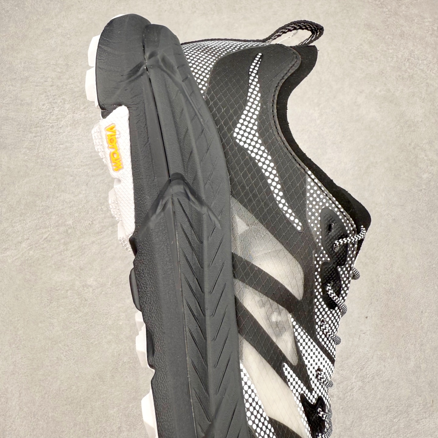 图片[6]-Satisfy x HOKA ONE ONE 百搭简约防滑耐磨低帮跑步鞋 联名配色 球鞋继承了HOKA的经典越野鞋型MAFATE SPEED 4的设计，更在此基础上进行了创新和提升，使得它既适合户外越野跑，又充满了时尚潮流的元素。它的半透明鞋面设计，不仅让鞋身看起来更加轻便，而且提供了良好的透气性。而保护性的防撕裂尼龙面料，则确保了在复杂地形中的耐用性。这样的设计，让人在享受奔跑的同时，也能感受到鞋底带来的舒适。双层ProFly™中底的使用，是这款鞋的另一个亮点。这种中底材质，提供了卓越的缓震性能，无论是在崎岖的山路上，还是在平坦的道路上，都能给跑者带来稳定的支撑。而VIBRAM MEGAGRIP®及LITEBASE®大底的搭载，更是让这款鞋在保持高抓地力的同时，减轻了鞋底的重量，使得每一步跑动都轻盈如飞。尺码：36 36.5 37.5 38 38.5 39 40 40.5 41 42 42.5 43 44 44.5 45 46-选品中心