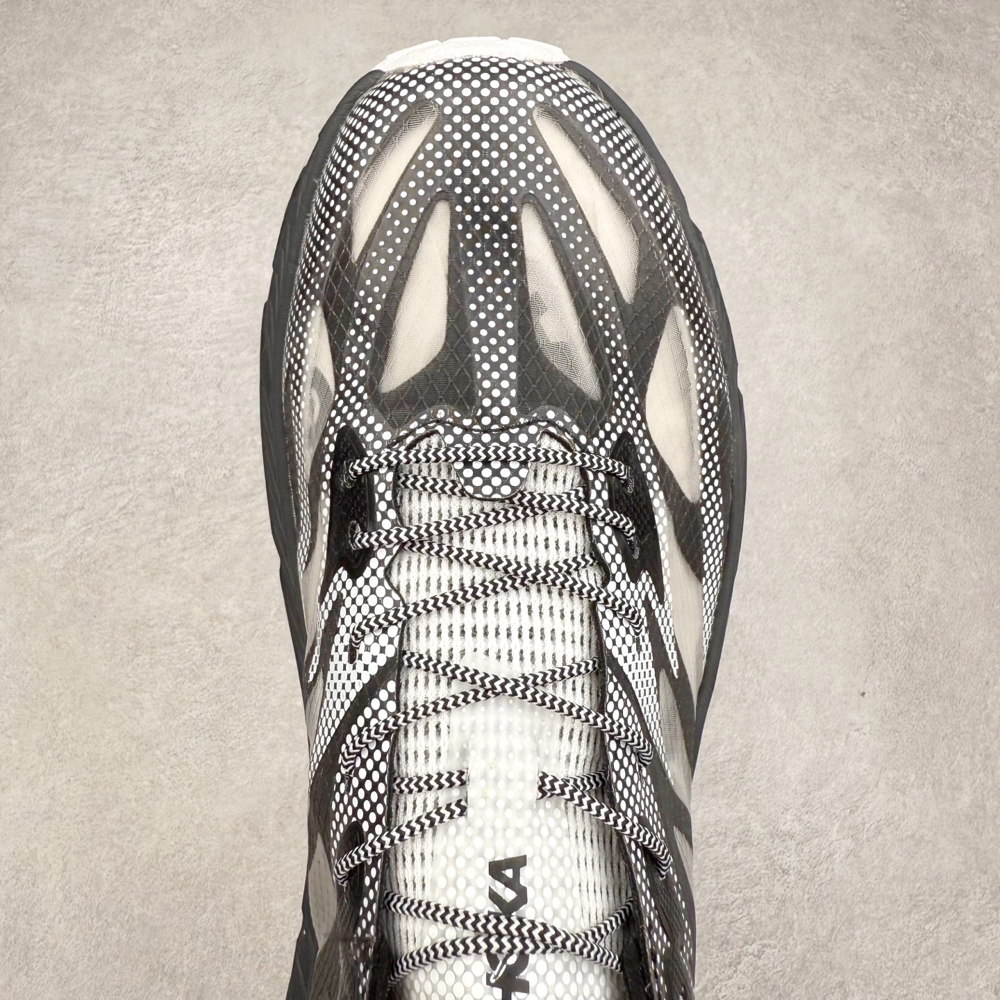 图片[4]-Satisfy x HOKA ONE ONE 百搭简约防滑耐磨低帮跑步鞋 联名配色 球鞋继承了HOKA的经典越野鞋型MAFATE SPEED 4的设计，更在此基础上进行了创新和提升，使得它既适合户外越野跑，又充满了时尚潮流的元素。它的半透明鞋面设计，不仅让鞋身看起来更加轻便，而且提供了良好的透气性。而保护性的防撕裂尼龙面料，则确保了在复杂地形中的耐用性。这样的设计，让人在享受奔跑的同时，也能感受到鞋底带来的舒适。双层ProFly™中底的使用，是这款鞋的另一个亮点。这种中底材质，提供了卓越的缓震性能，无论是在崎岖的山路上，还是在平坦的道路上，都能给跑者带来稳定的支撑。而VIBRAM MEGAGRIP®及LITEBASE®大底的搭载，更是让这款鞋在保持高抓地力的同时，减轻了鞋底的重量，使得每一步跑动都轻盈如飞。尺码：36 36.5 37.5 38 38.5 39 40 40.5 41 42 42.5 43 44 44.5 45 46-选品中心