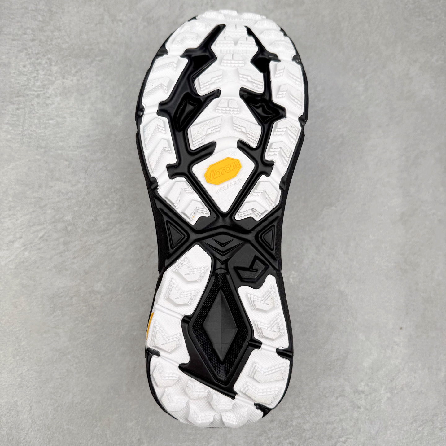 图片[9]-Satisfy x HOKA ONE ONE 百搭简约防滑耐磨低帮跑步鞋 联名配色 球鞋继承了HOKA的经典越野鞋型MAFATE SPEED 4的设计，更在此基础上进行了创新和提升，使得它既适合户外越野跑，又充满了时尚潮流的元素。它的半透明鞋面设计，不仅让鞋身看起来更加轻便，而且提供了良好的透气性。而保护性的防撕裂尼龙面料，则确保了在复杂地形中的耐用性。这样的设计，让人在享受奔跑的同时，也能感受到鞋底带来的舒适。双层ProFly™中底的使用，是这款鞋的另一个亮点。这种中底材质，提供了卓越的缓震性能，无论是在崎岖的山路上，还是在平坦的道路上，都能给跑者带来稳定的支撑。而VIBRAM MEGAGRIP®及LITEBASE®大底的搭载，更是让这款鞋在保持高抓地力的同时，减轻了鞋底的重量，使得每一步跑动都轻盈如飞。尺码：36 36.5 37.5 38 38.5 39 40 40.5 41 42 42.5 43 44 44.5 45 46-选品中心